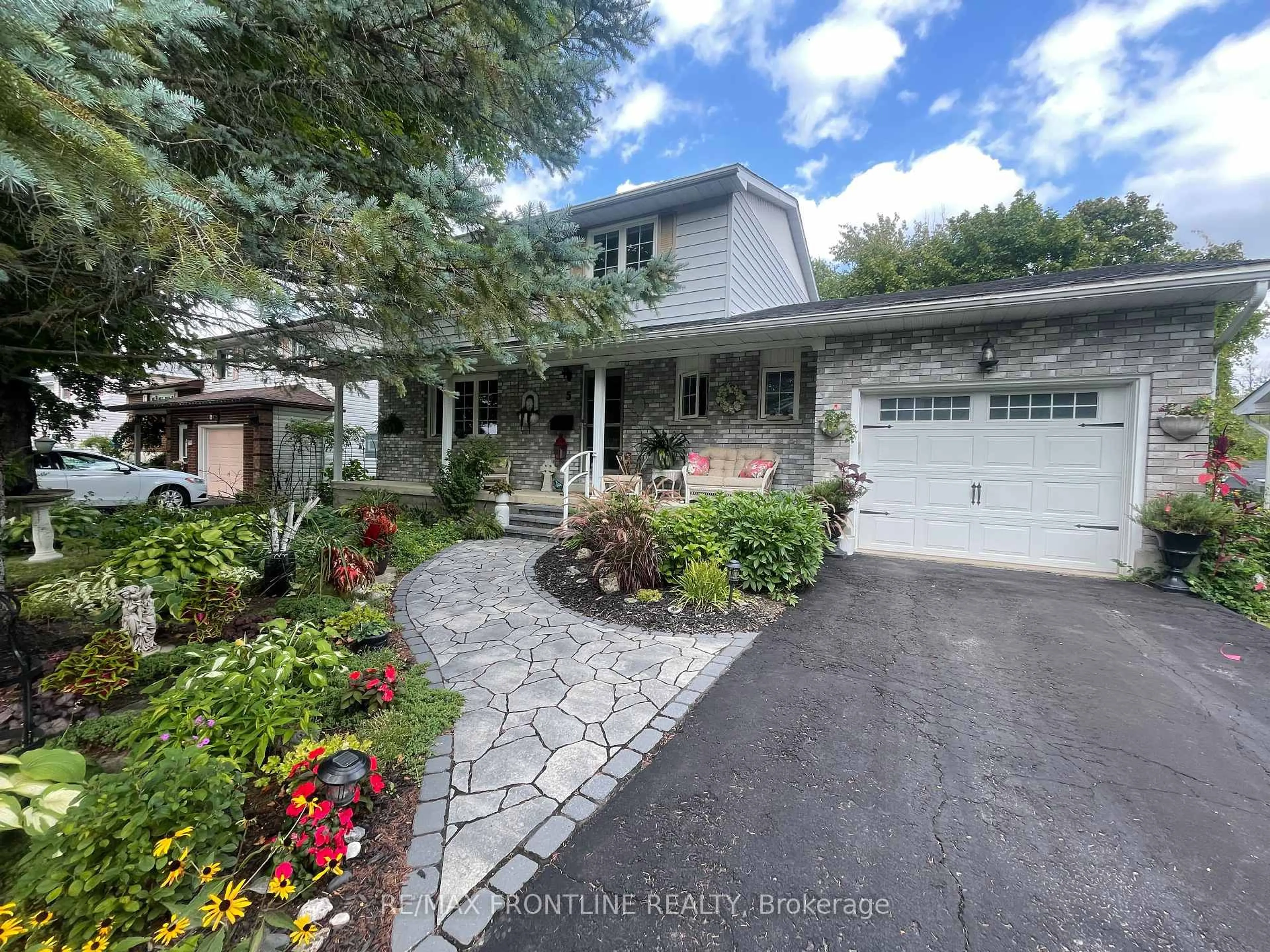 A pic from outside/outdoor area/front of a property/back of a property/a pic from drone, street for 5 Ridgeview Pl, Perth Ontario K7H 3L1