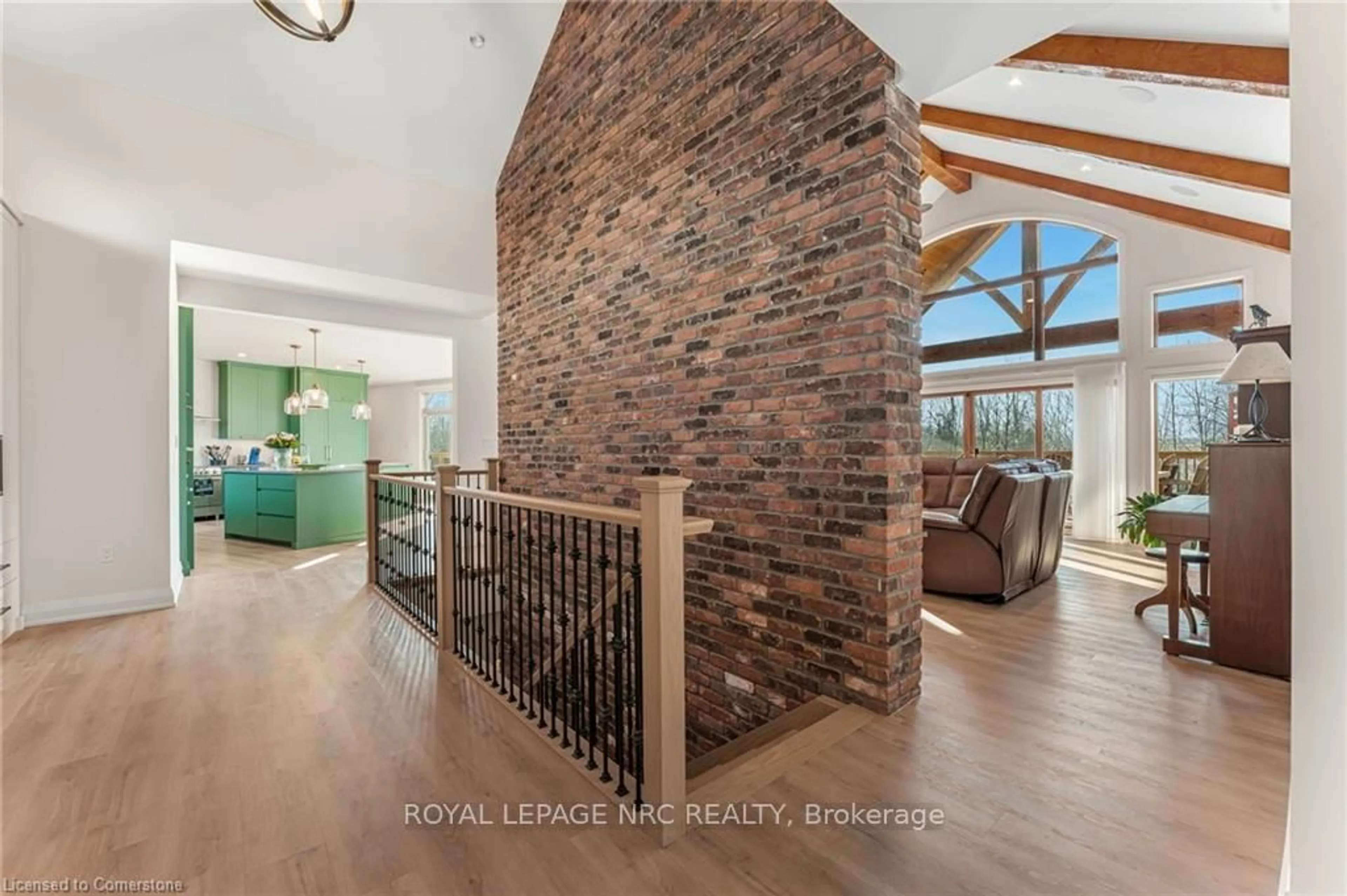 Indoor foyer for 4844 Cherry Ave, Lincoln Ontario L0R 1B1
