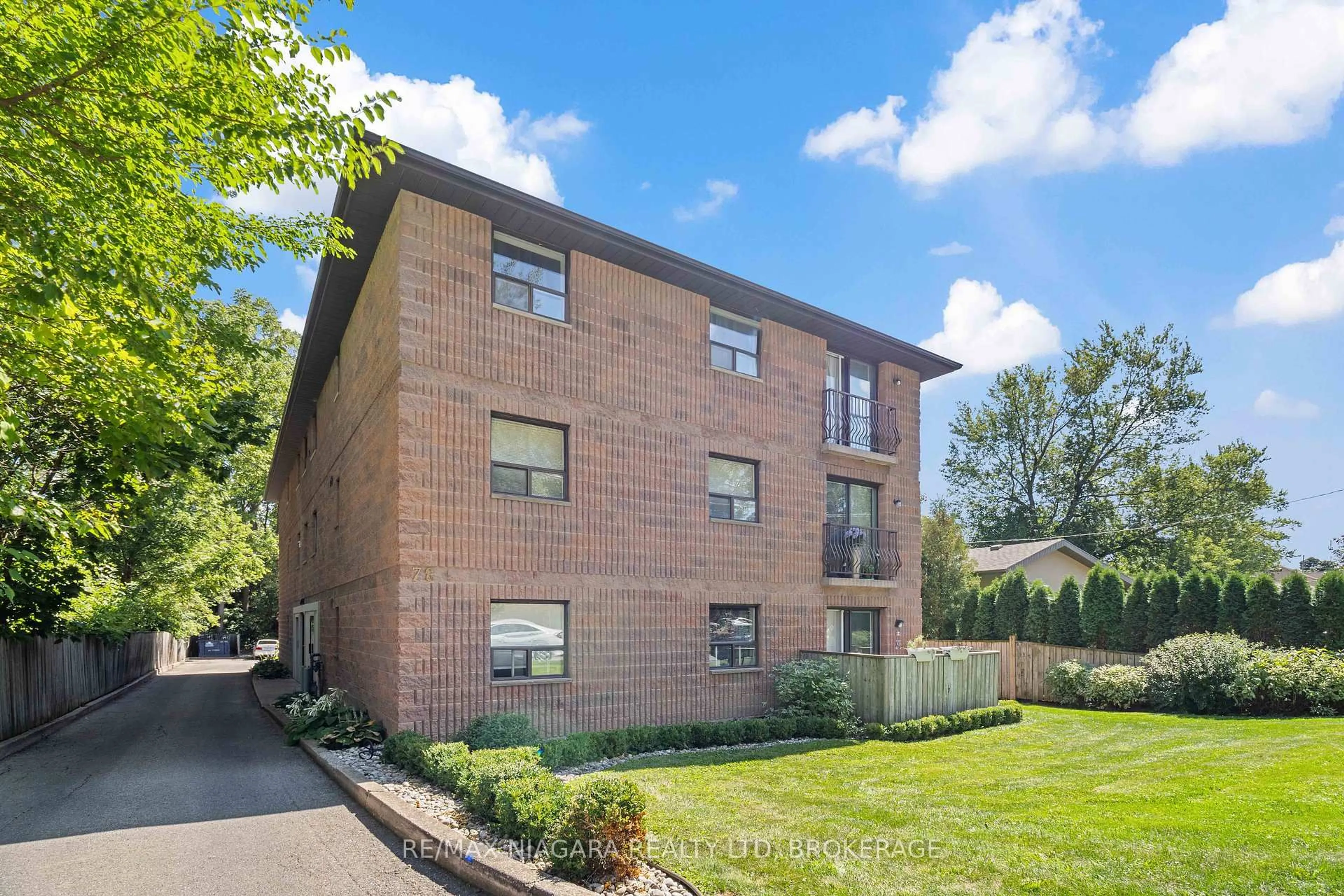 Home with brick exterior material, building for 78 Welland St #302, Thorold Ontario L2V 2C1