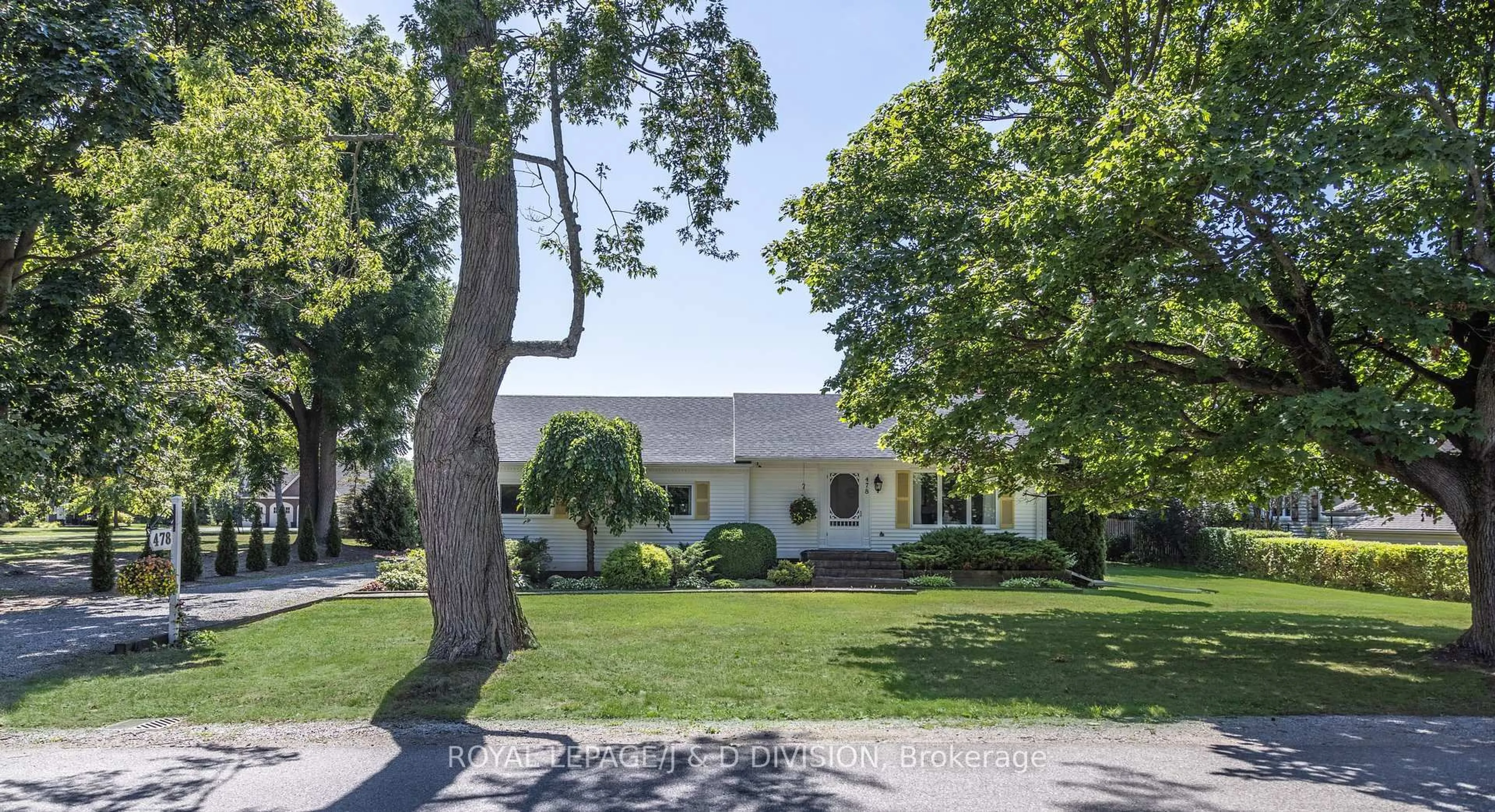 A pic from outside/outdoor area/front of a property/back of a property/a pic from drone, street for 478 Johnson St, Niagara-on-the-Lake Ontario L0S 1J0