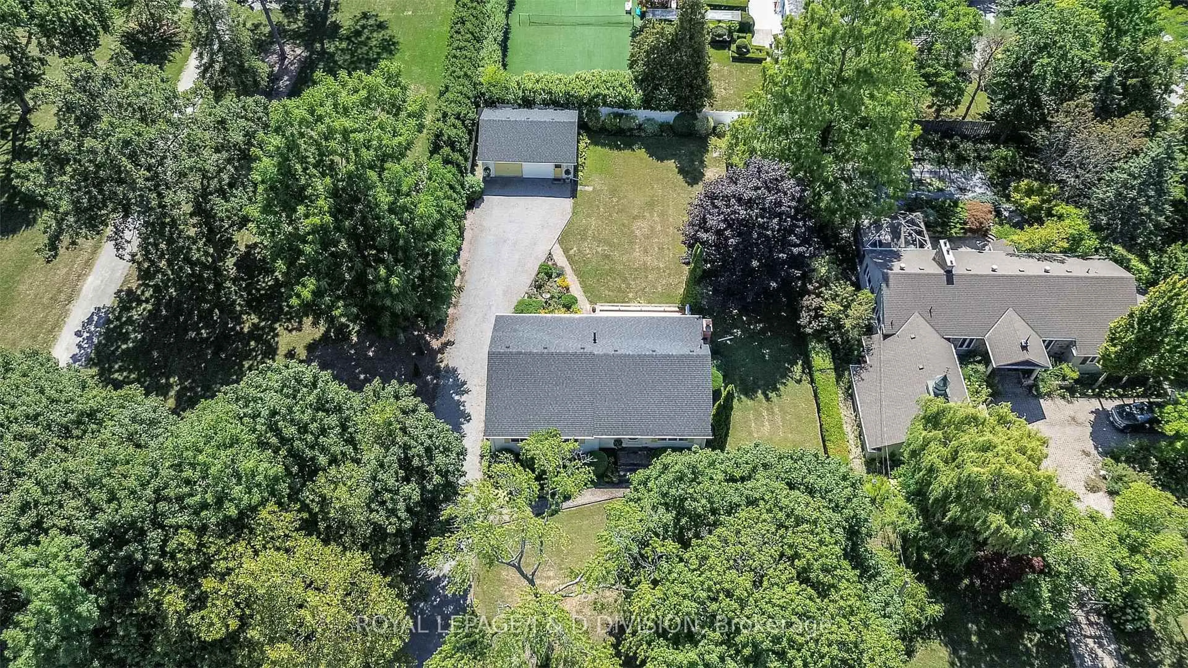 A pic from outside/outdoor area/front of a property/back of a property/a pic from drone, street for 478 Johnson St, Niagara-on-the-Lake Ontario L0S 1J0
