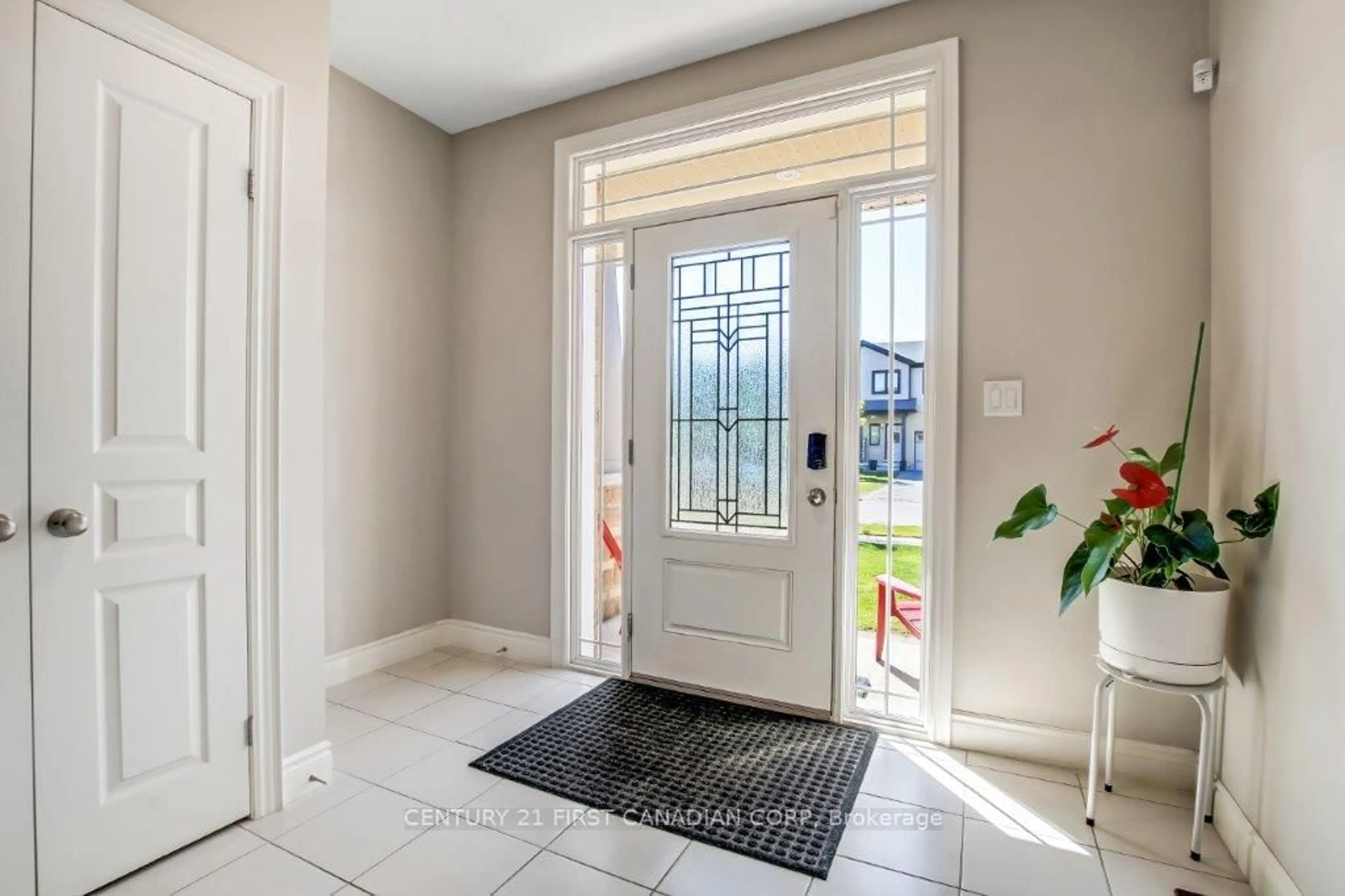 Indoor entryway for 2608 Holbrook Dr, London South Ontario N6M 0G3