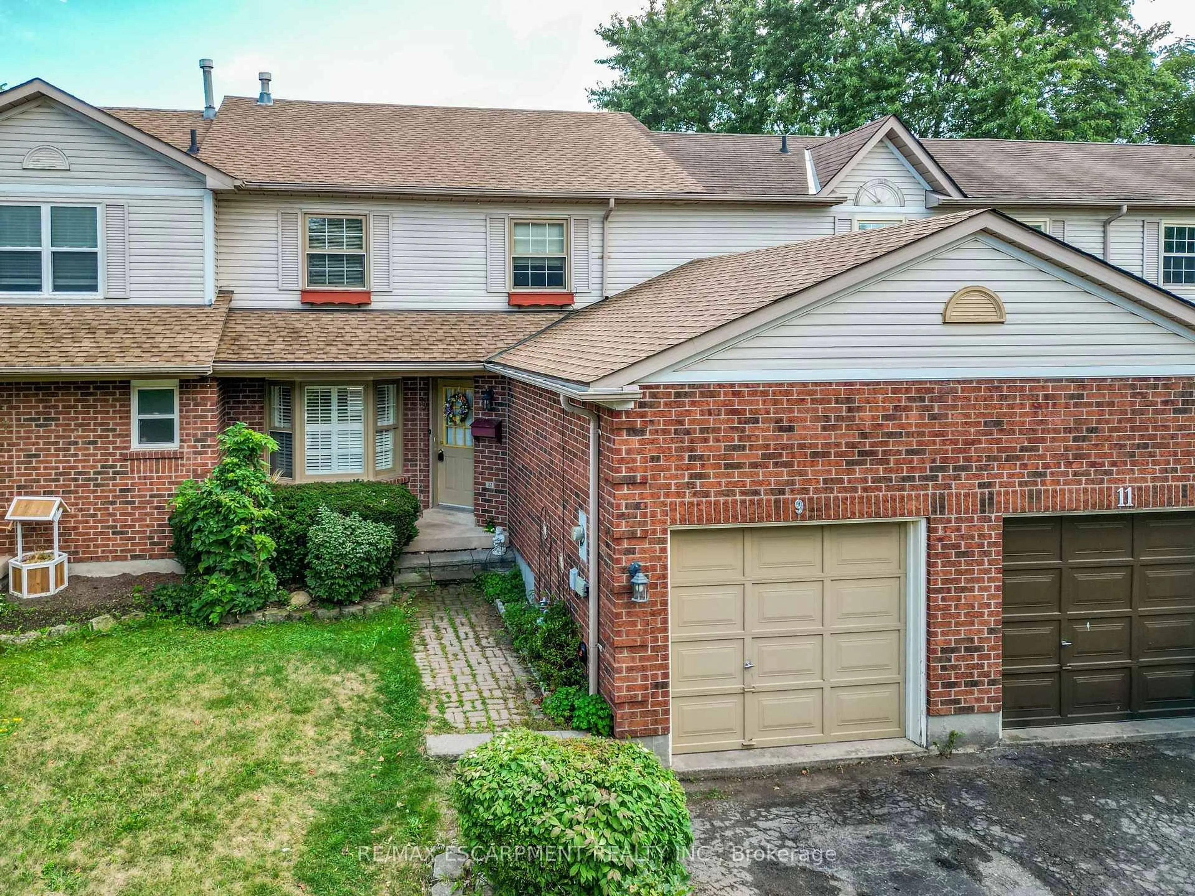 Home with brick exterior material, street for 9 Hedgelawn Dr, Grimsby Ontario L3M 5G9