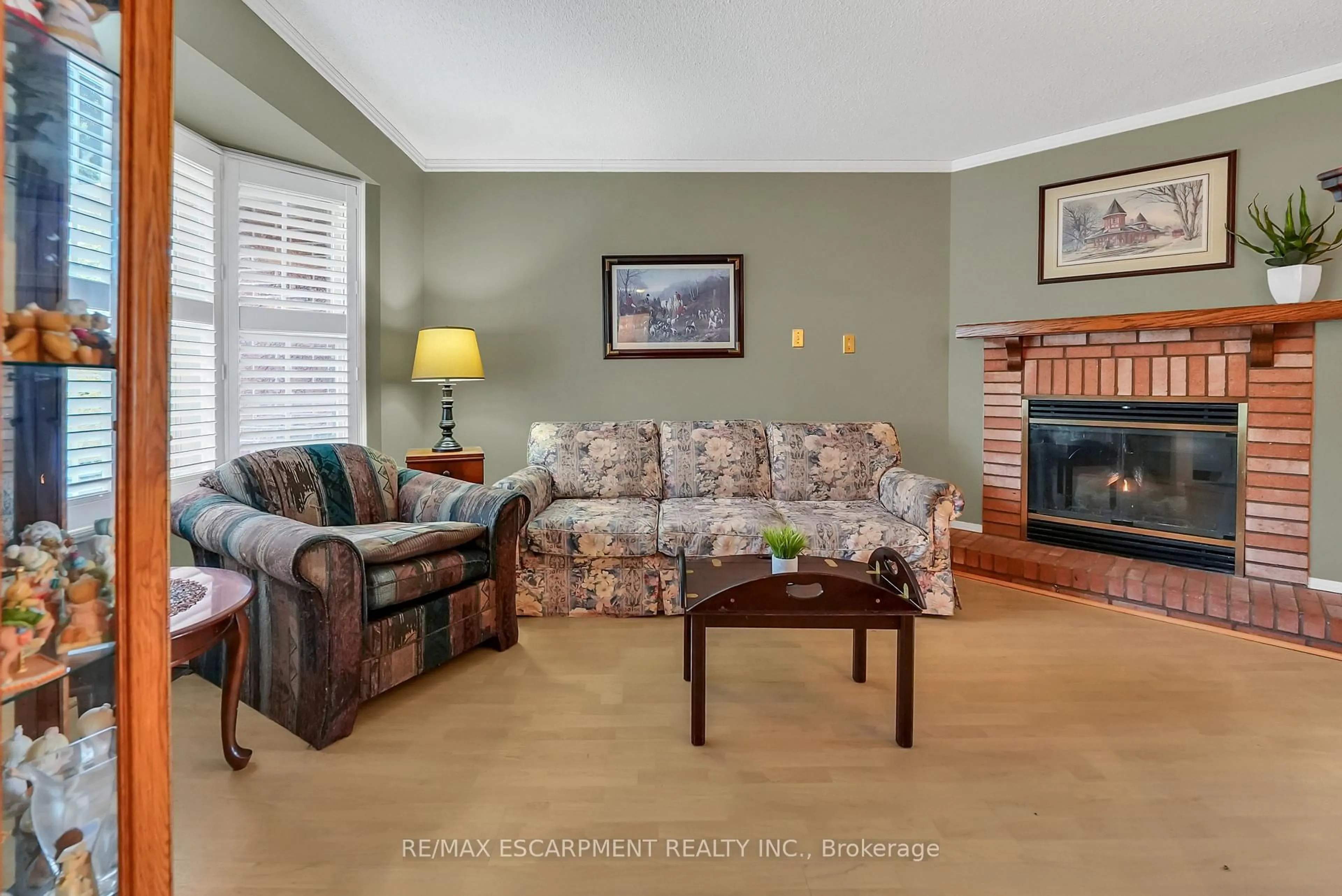 Living room with furniture, unknown for 9 Hedgelawn Dr, Grimsby Ontario L3M 5G9