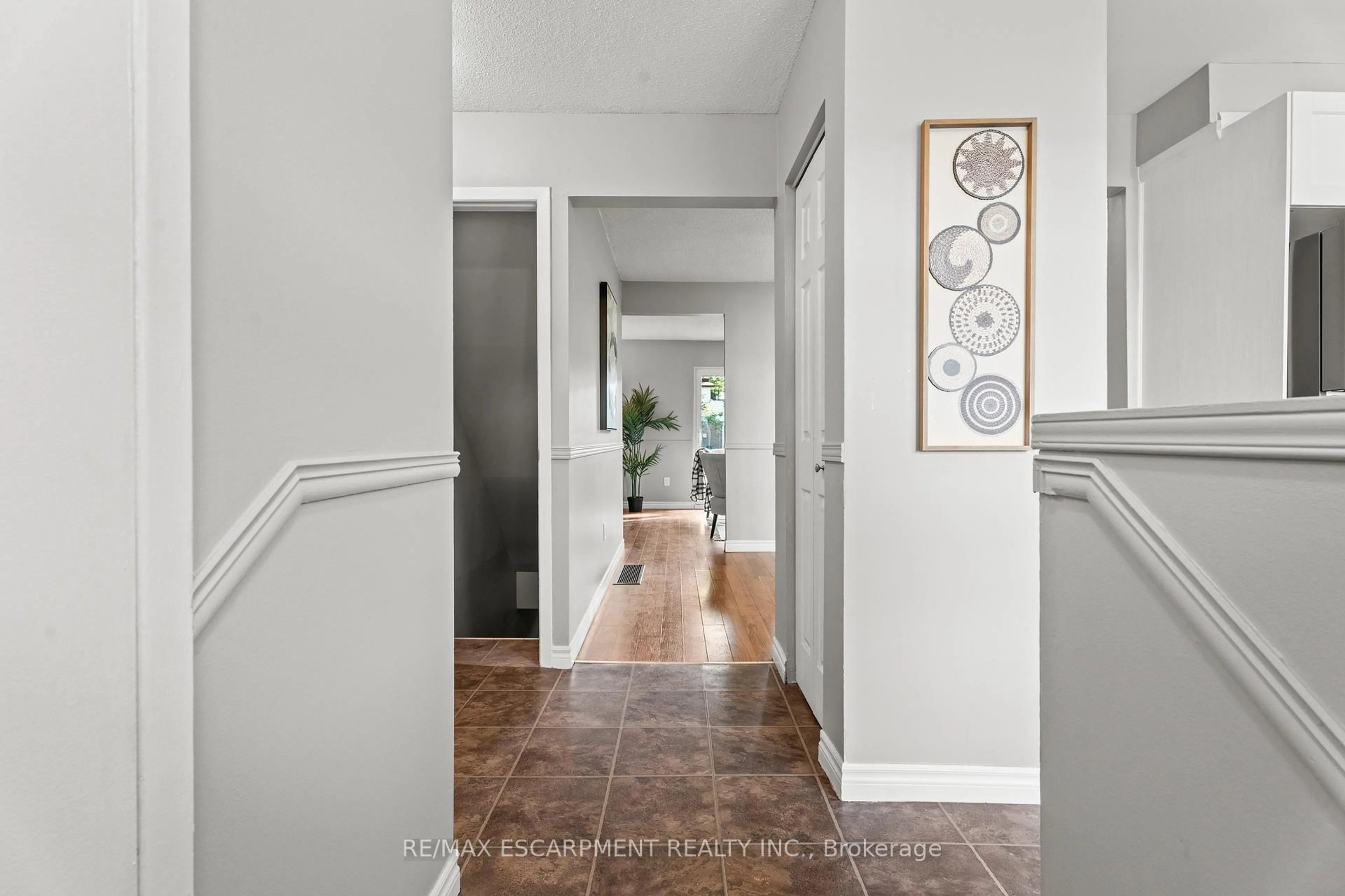 Indoor entryway for 1301 Upper Gage Ave #33, Hamilton Ontario L8W 1E5