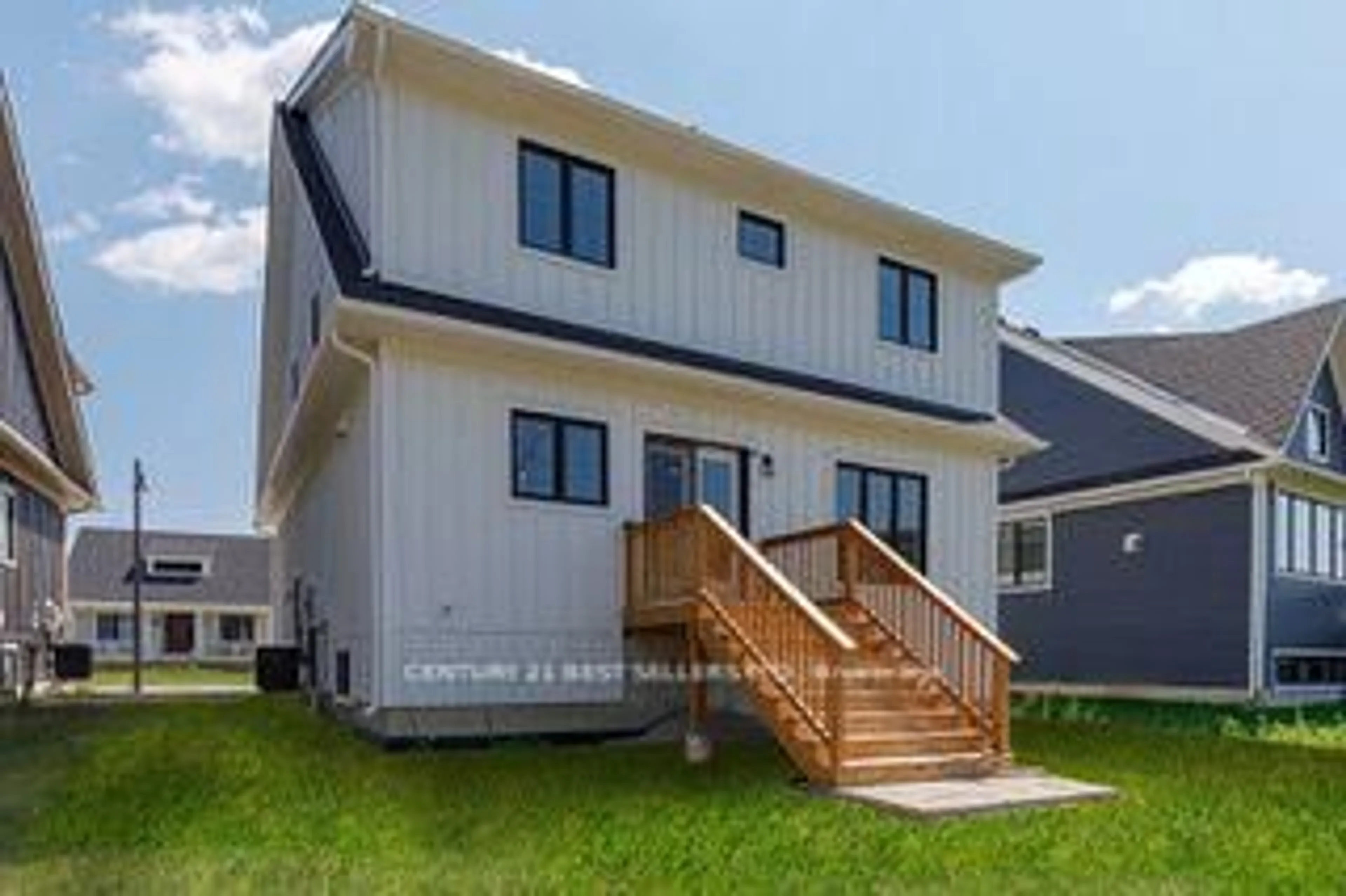 Home with vinyl exterior material, building for 168 Courtland St, Blue Mountains Ontario L9Y 5L7