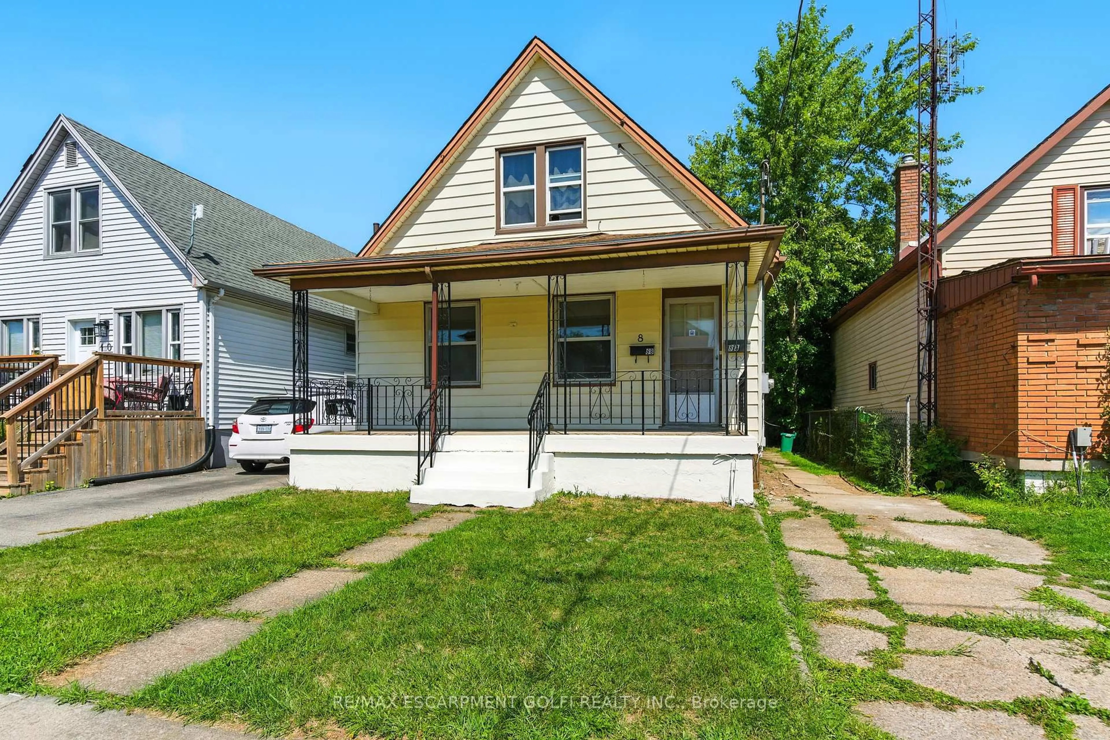 Home with vinyl exterior material, street for 8 Maitland St, Thorold Ontario L2V 3A5