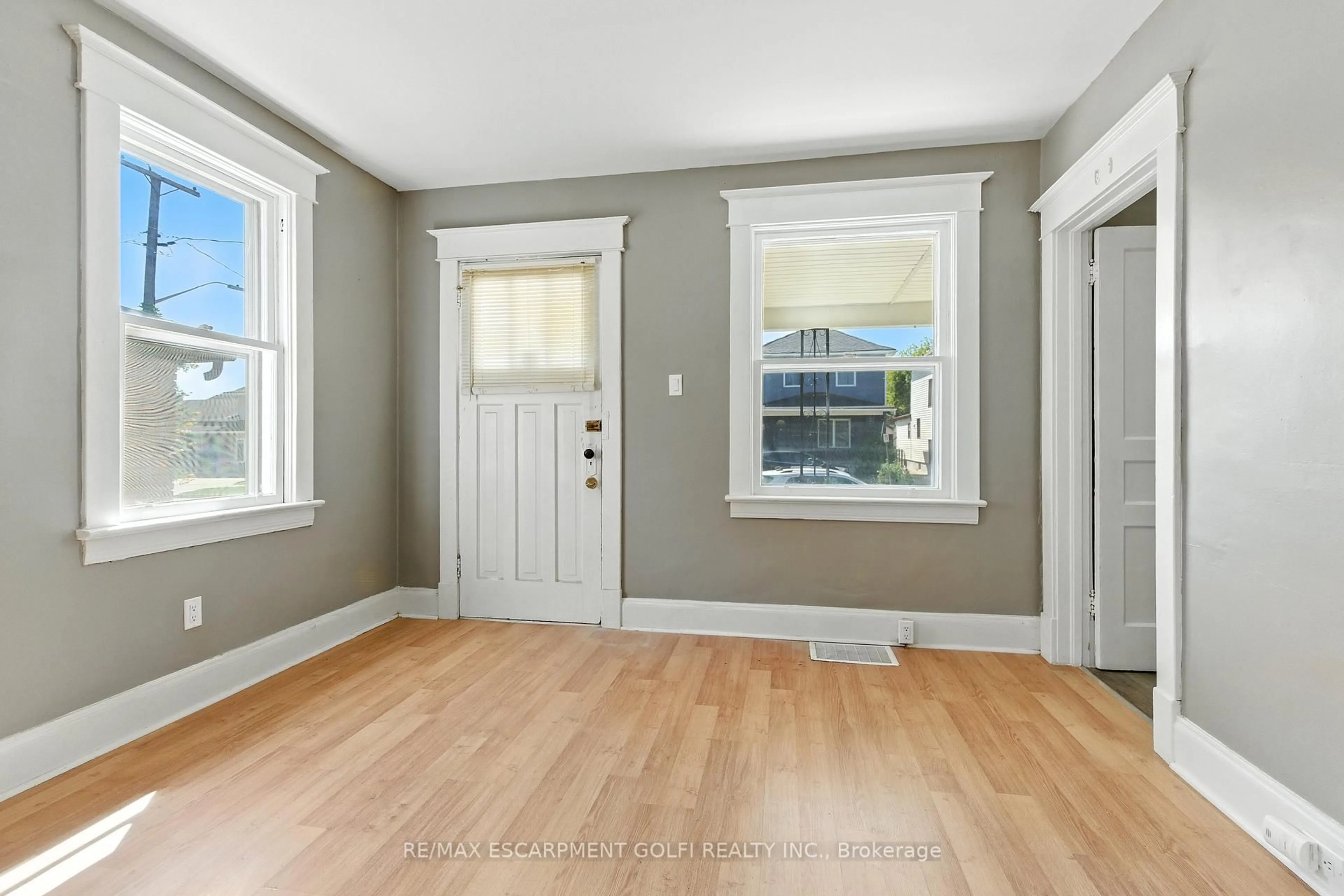 Indoor entryway for 8 Maitland St, Thorold Ontario L2V 3A5