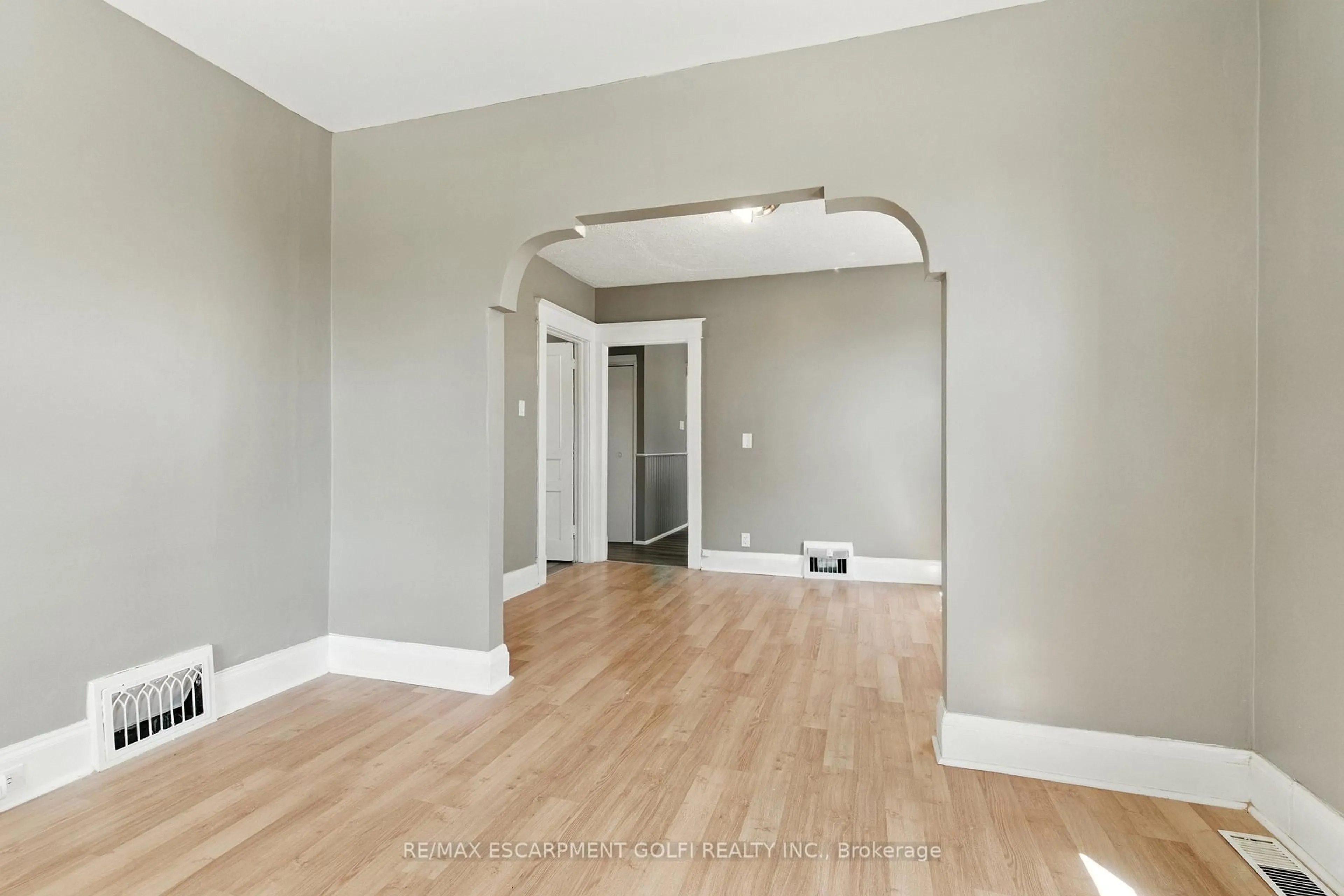 A pic of a room for 8 Maitland St, Thorold Ontario L2V 3A5