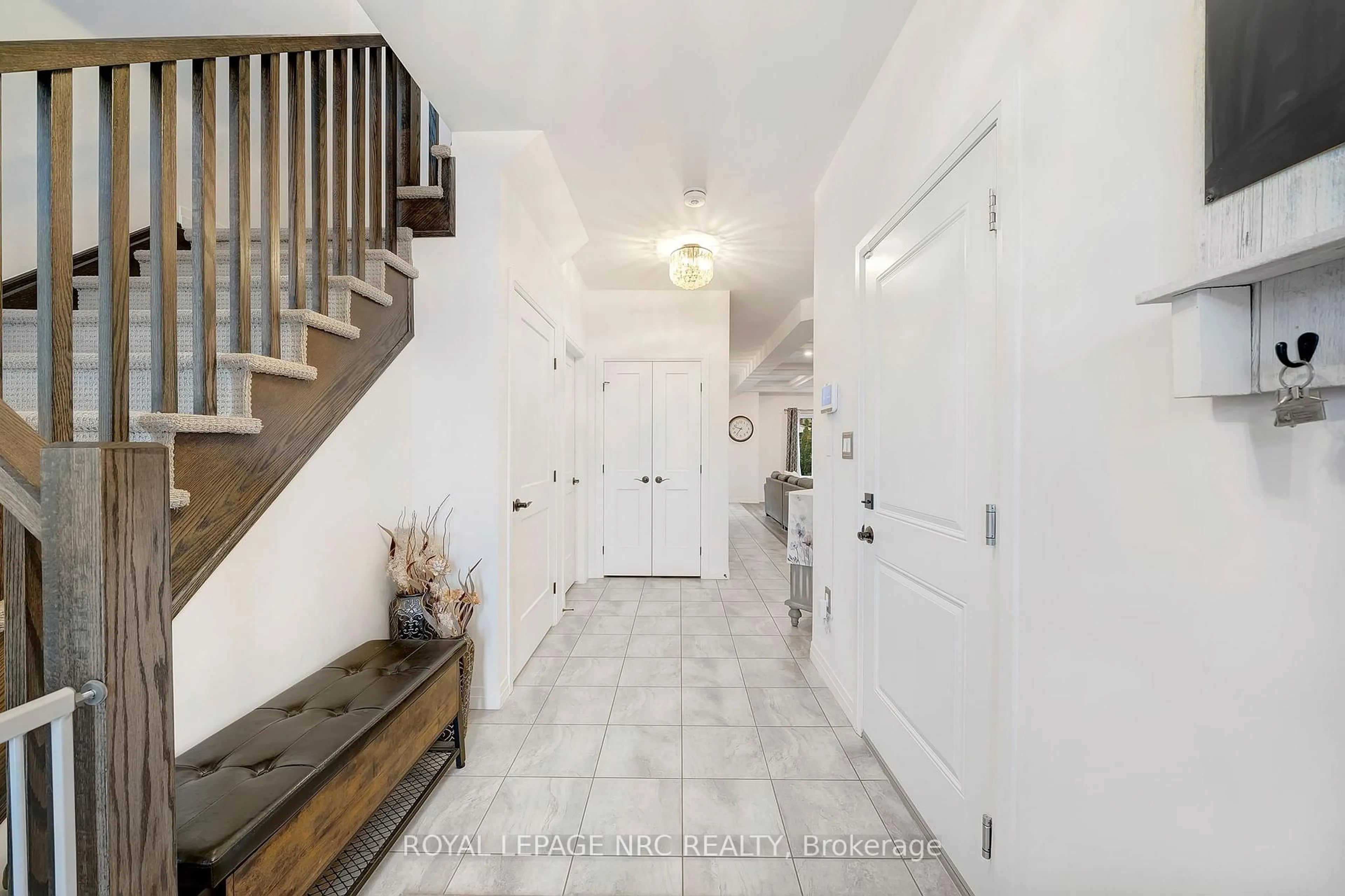 Indoor entryway for 4082 Healing St, Lincoln Ontario L3J 0S3