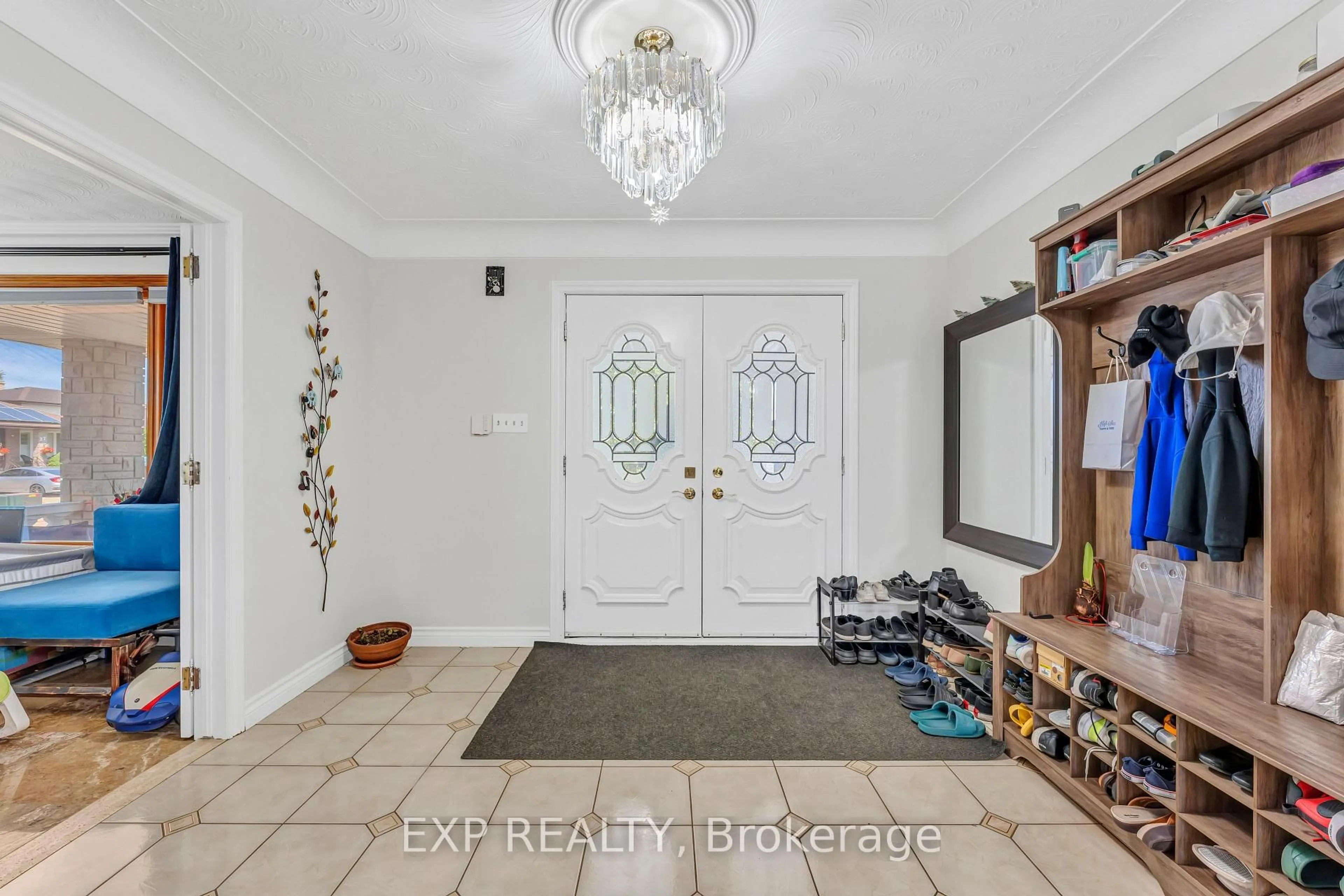Indoor entryway for 2 Glencrest Ave, Hamilton Ontario L8G 4Y9