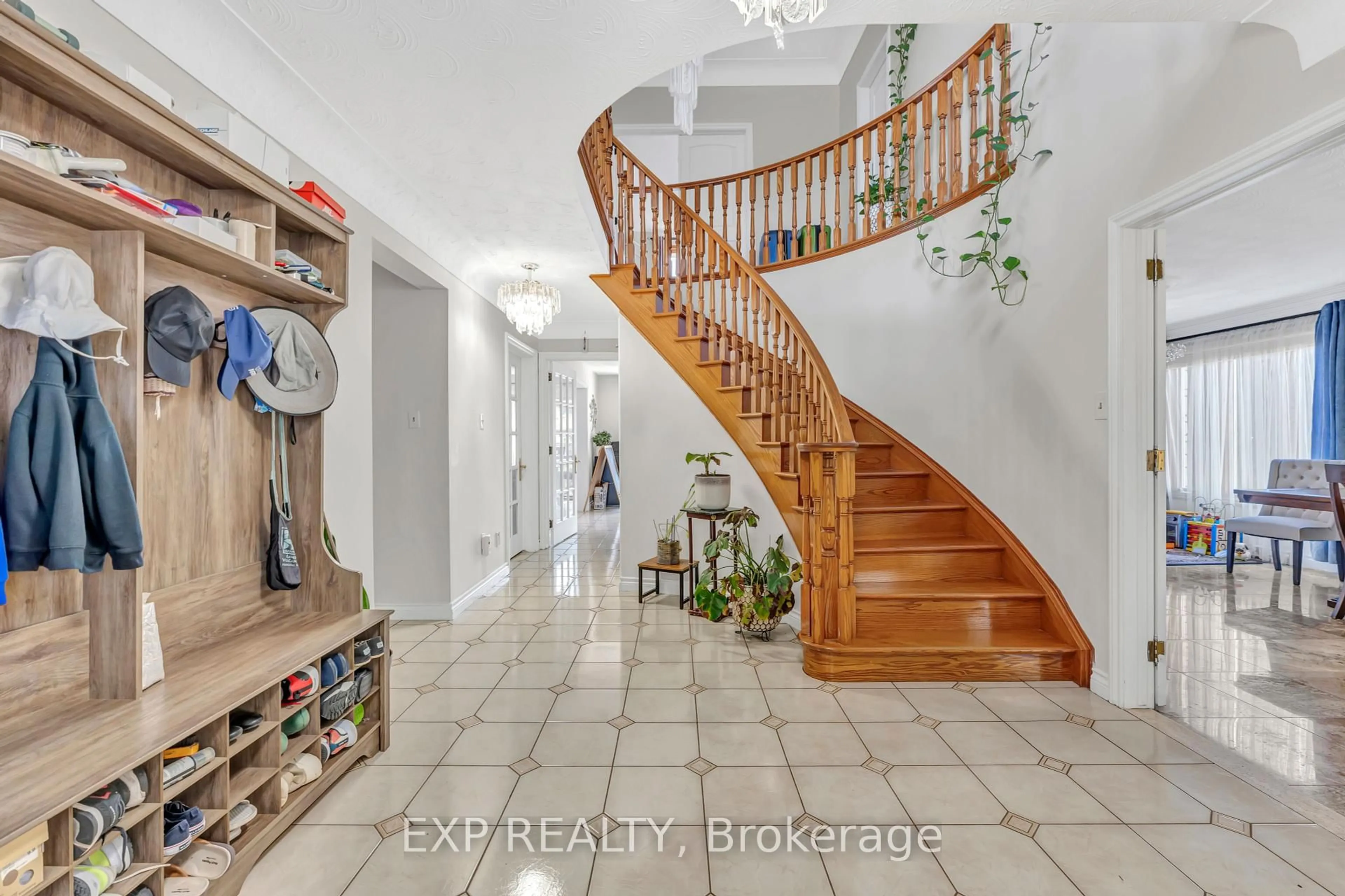 Indoor entryway for 2 Glencrest Ave, Hamilton Ontario L8G 4Y9