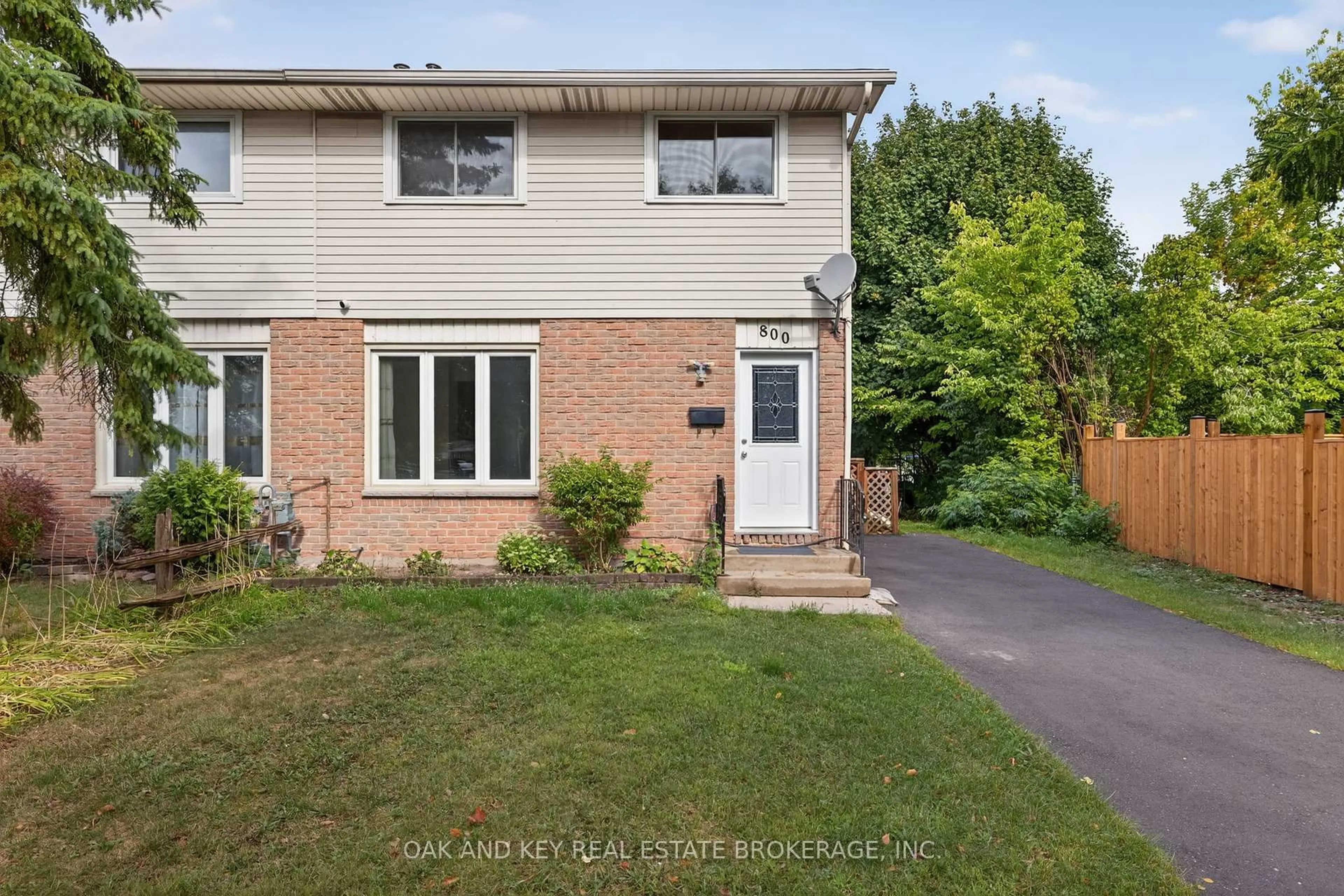 A pic from outside/outdoor area/front of a property/back of a property/a pic from drone, street for 800 Monsarrat Ave, London East Ontario N5Y 4Y6