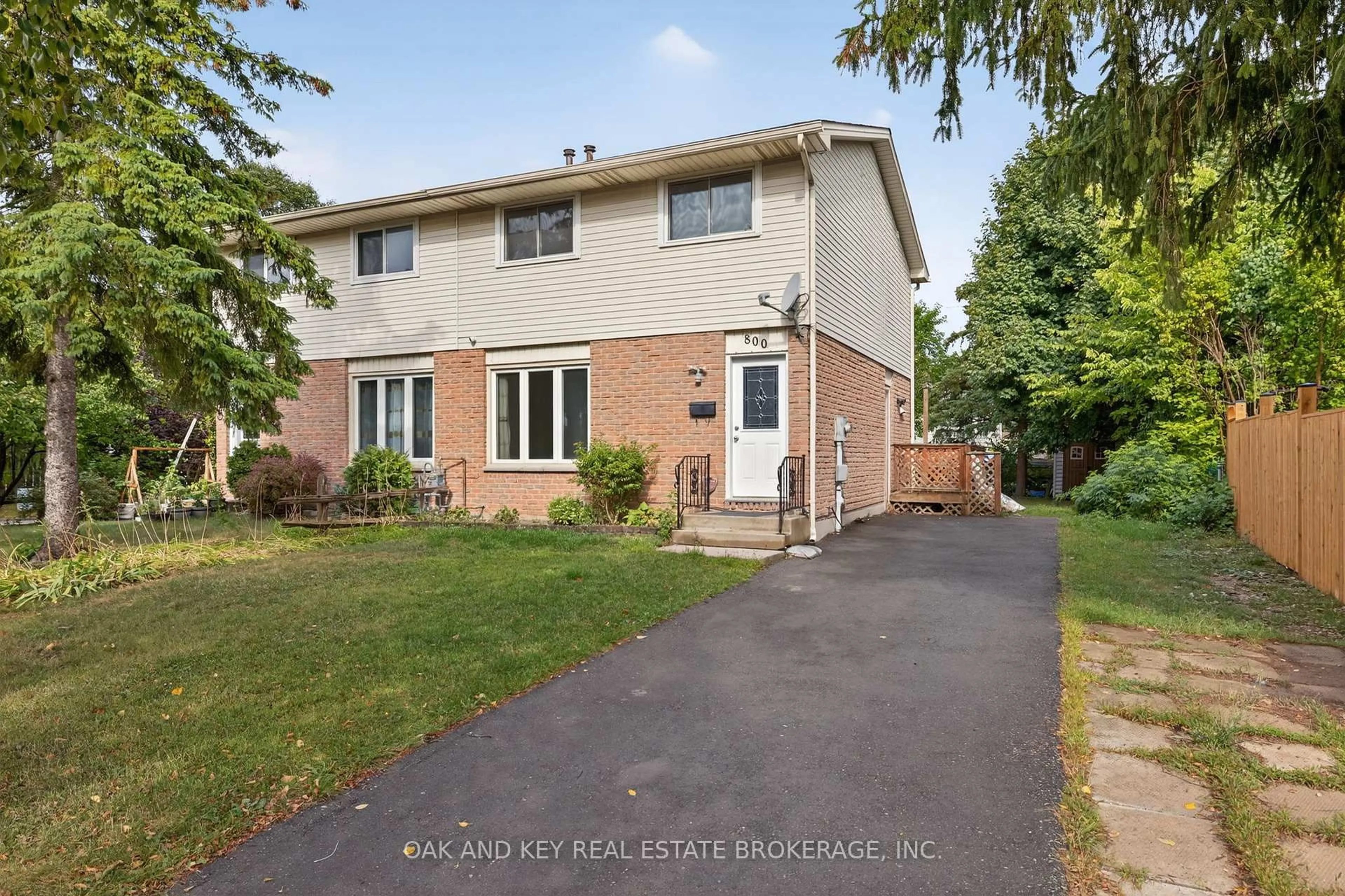 A pic from outside/outdoor area/front of a property/back of a property/a pic from drone, street for 800 Monsarrat Ave, London East Ontario N5Y 4Y6