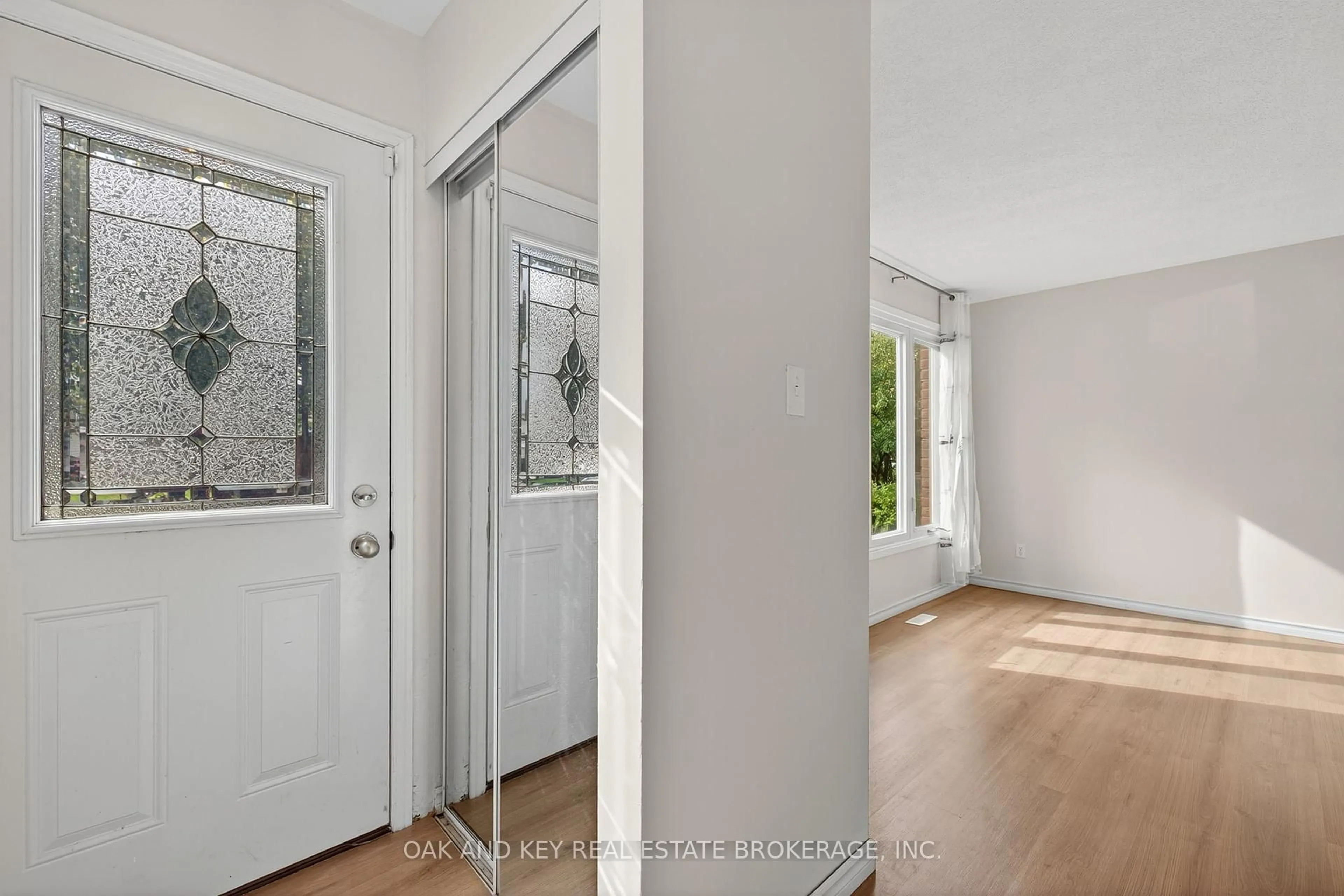 Indoor entryway for 800 Monsarrat Ave, London East Ontario N5Y 4Y6
