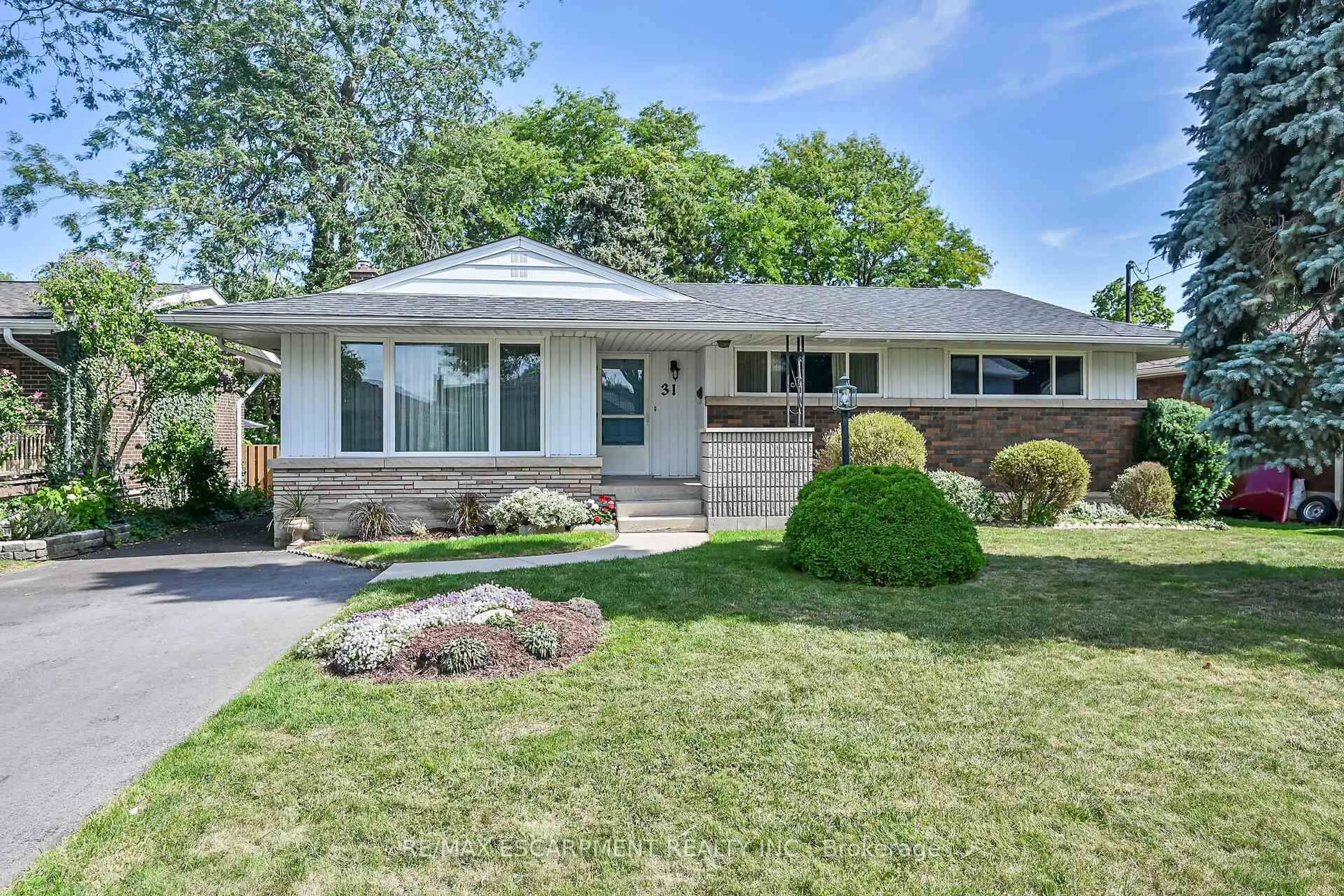 Home with vinyl exterior material, street for 31 Belair Dr, Hamilton Ontario L9A 2Z3