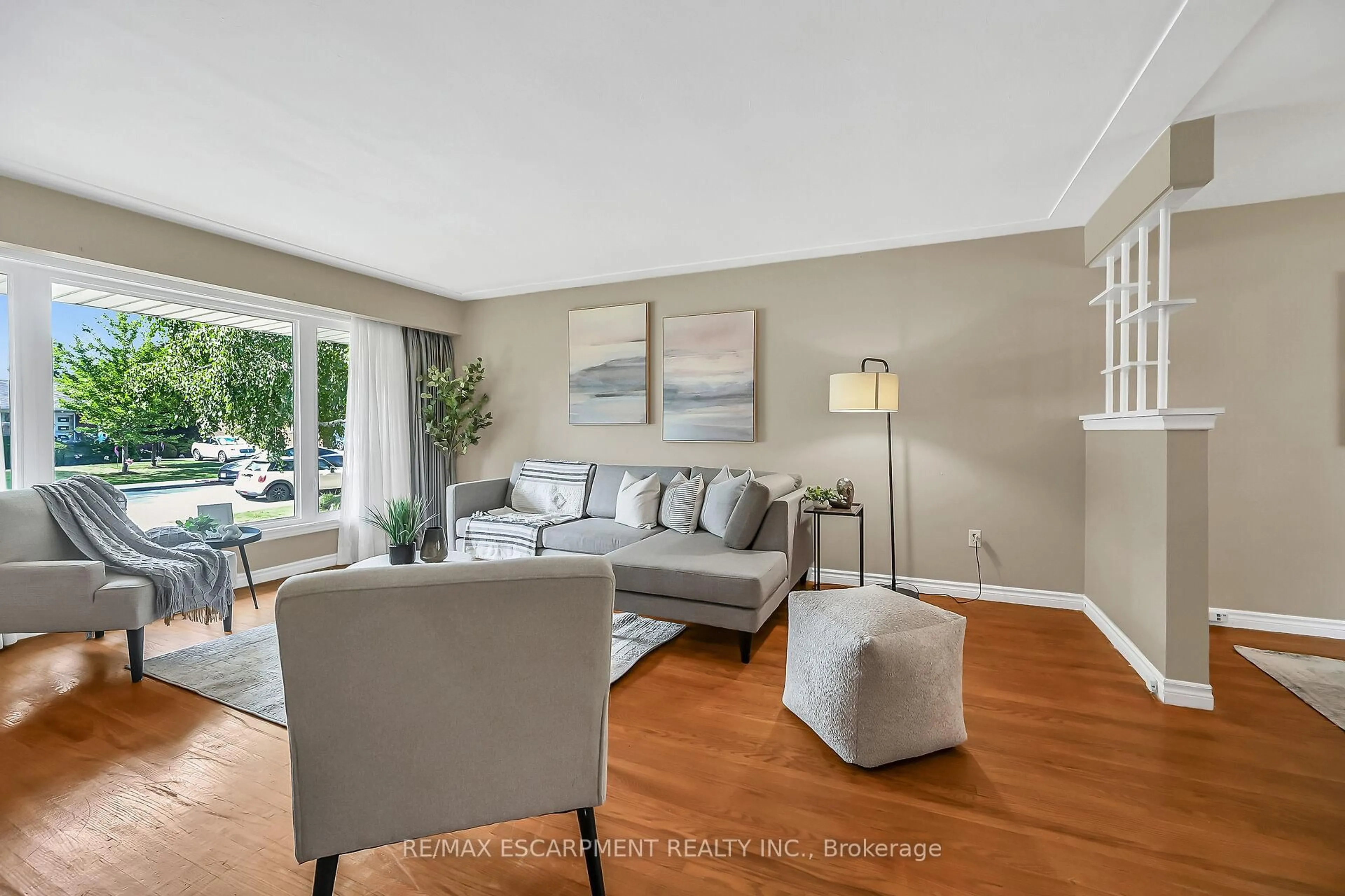 Living room with furniture, unknown for 31 Belair Dr, Hamilton Ontario L9A 2Z3