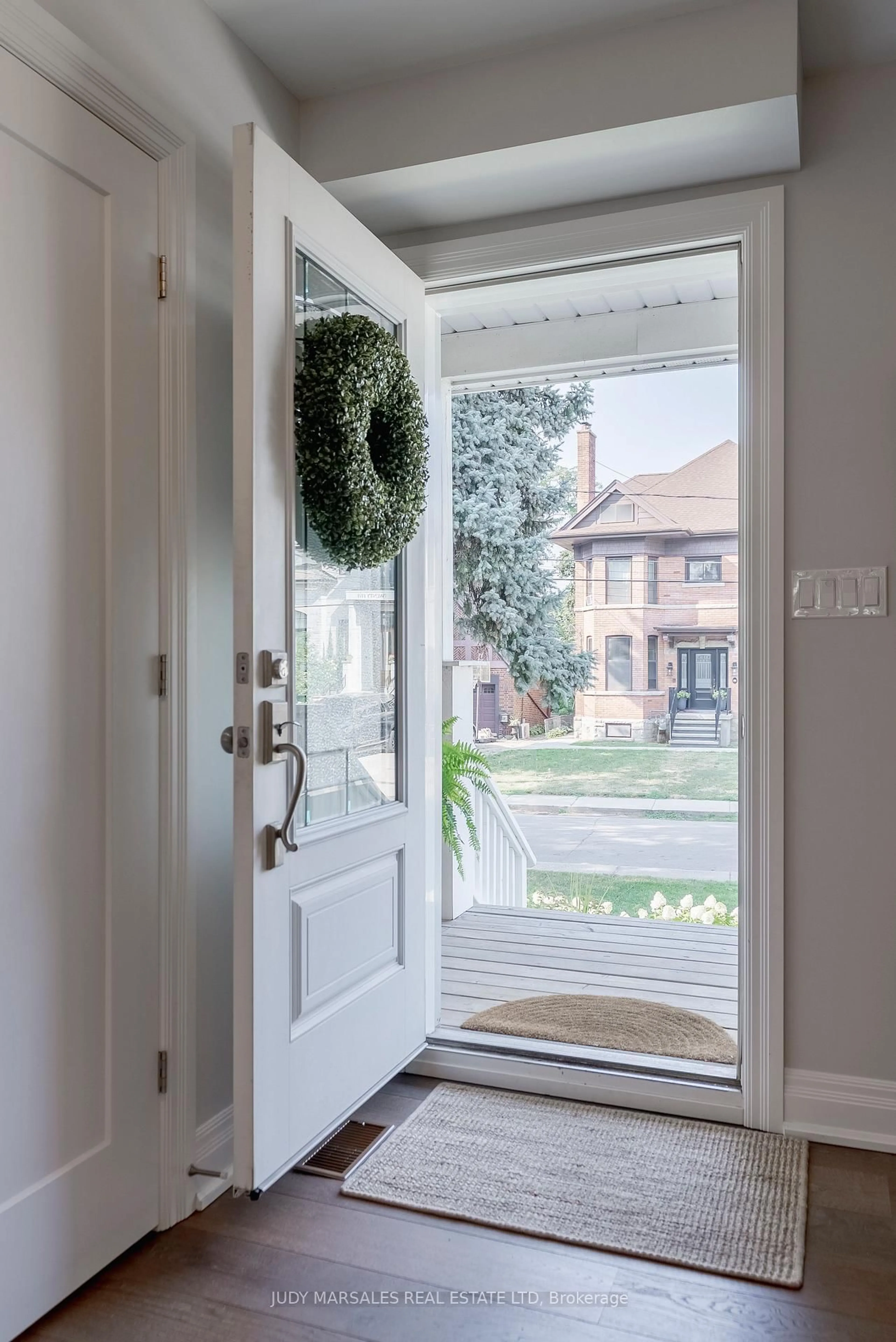 Indoor entryway for 20 Mountain Park Ave, Hamilton Ontario L9A 1A2