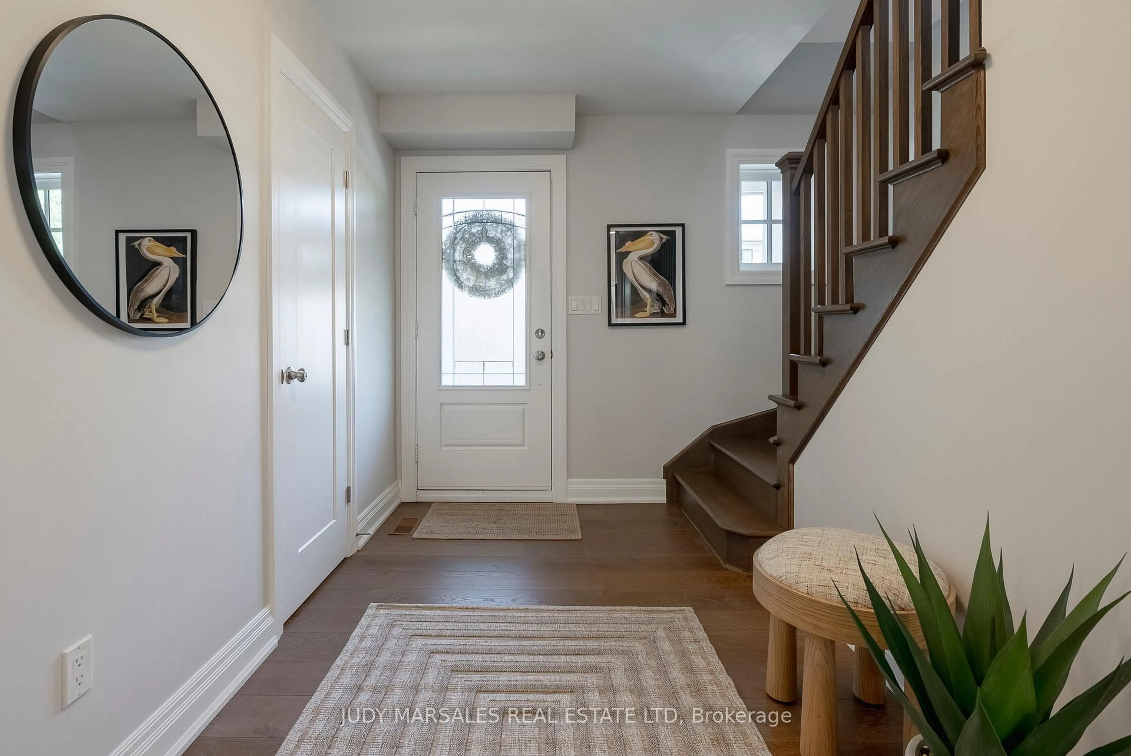 Indoor entryway for 20 Mountain Park Ave, Hamilton Ontario L9A 1A2