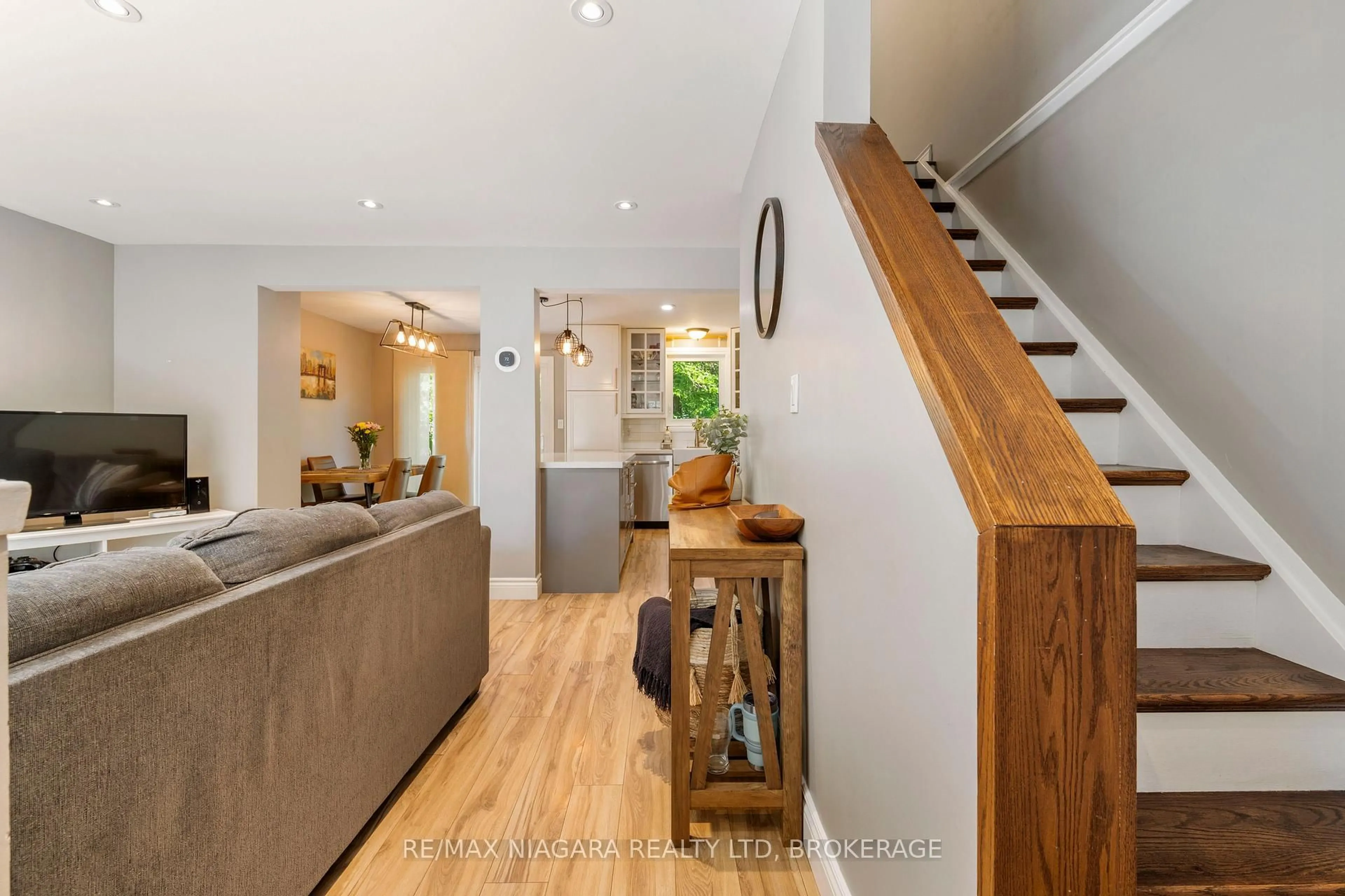 Indoor entryway for 1 Bardadyn Crt, St. Catharines Ontario L2N 6R2