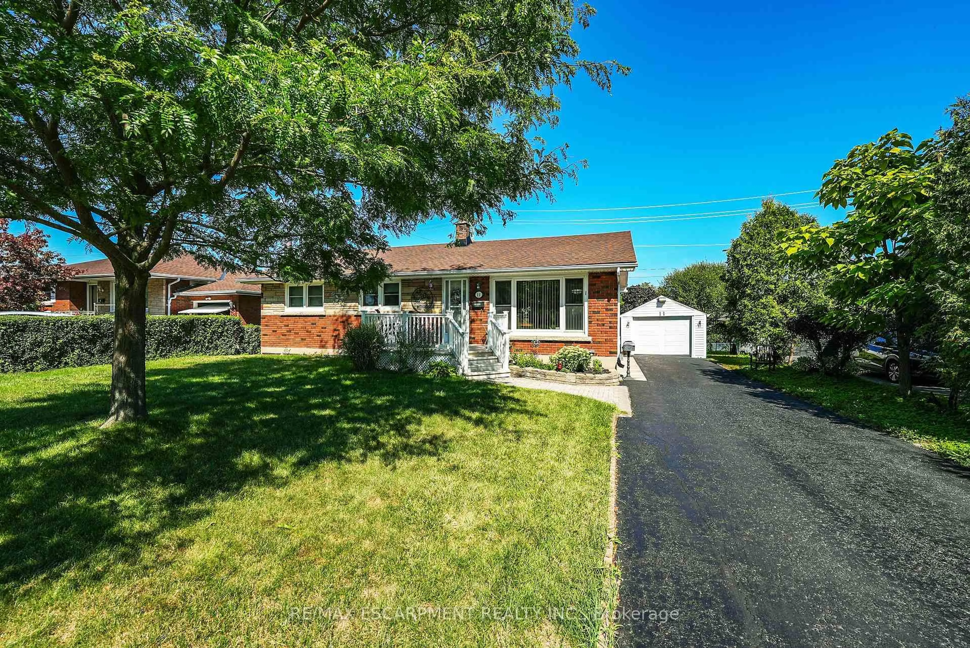 Home with brick exterior material, street for 11 Riverview Dr, Welland Ontario L3C 2E5