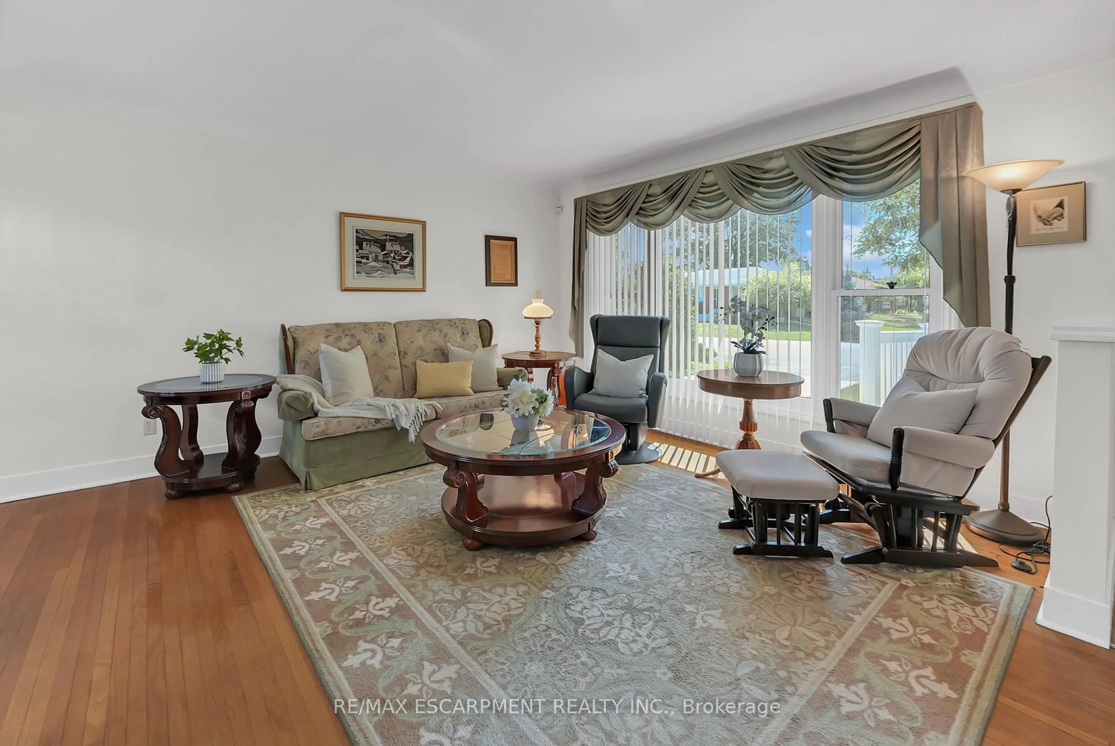 Living room with furniture, unknown for 11 Riverview Dr, Welland Ontario L3C 2E5