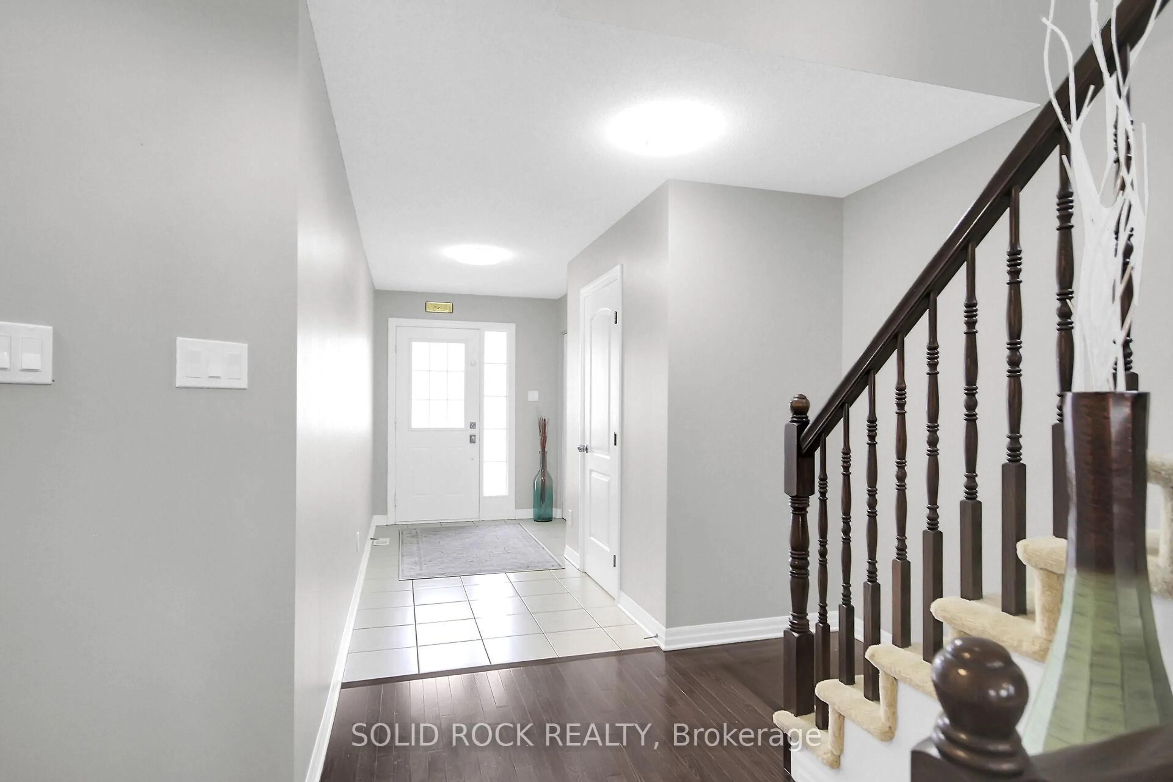 Indoor entryway for 600 Gazebo St, Ottawa Ontario K4M 0B5