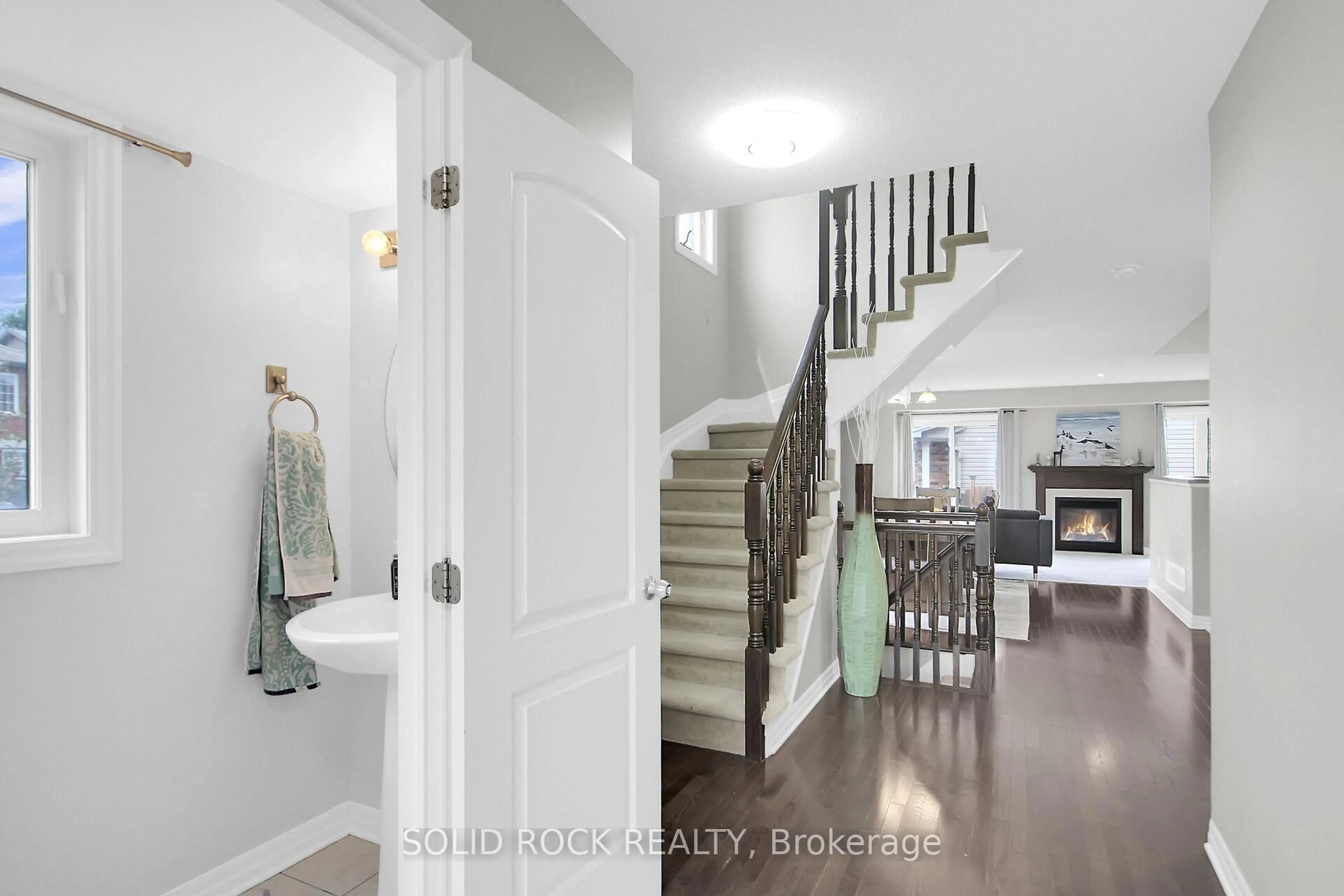 Indoor entryway for 600 Gazebo St, Ottawa Ontario K4M 0B5