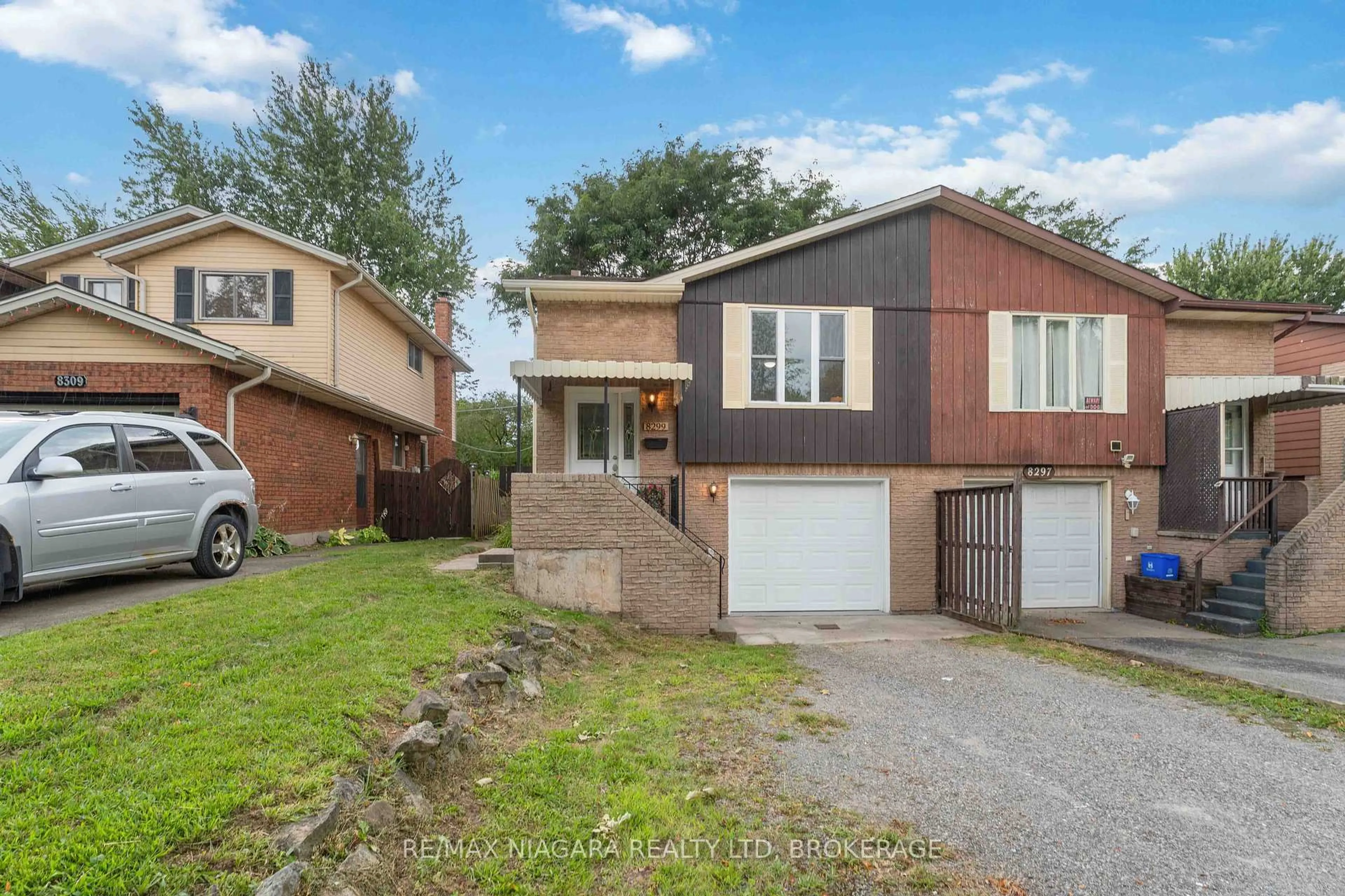 Home with vinyl exterior material, street for 8299 Mundare Cres, Niagara Falls Ontario L2G 7M6