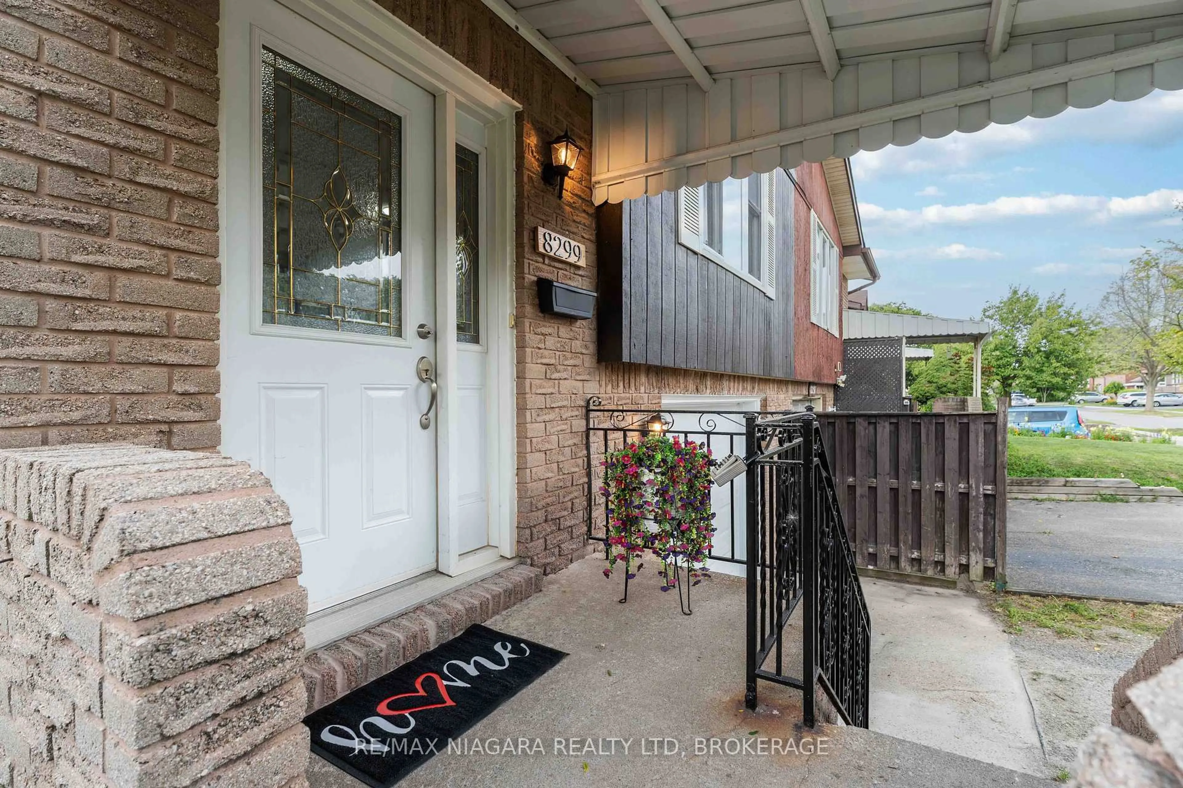 Indoor entryway for 8299 Mundare Cres, Niagara Falls Ontario L2G 7M6