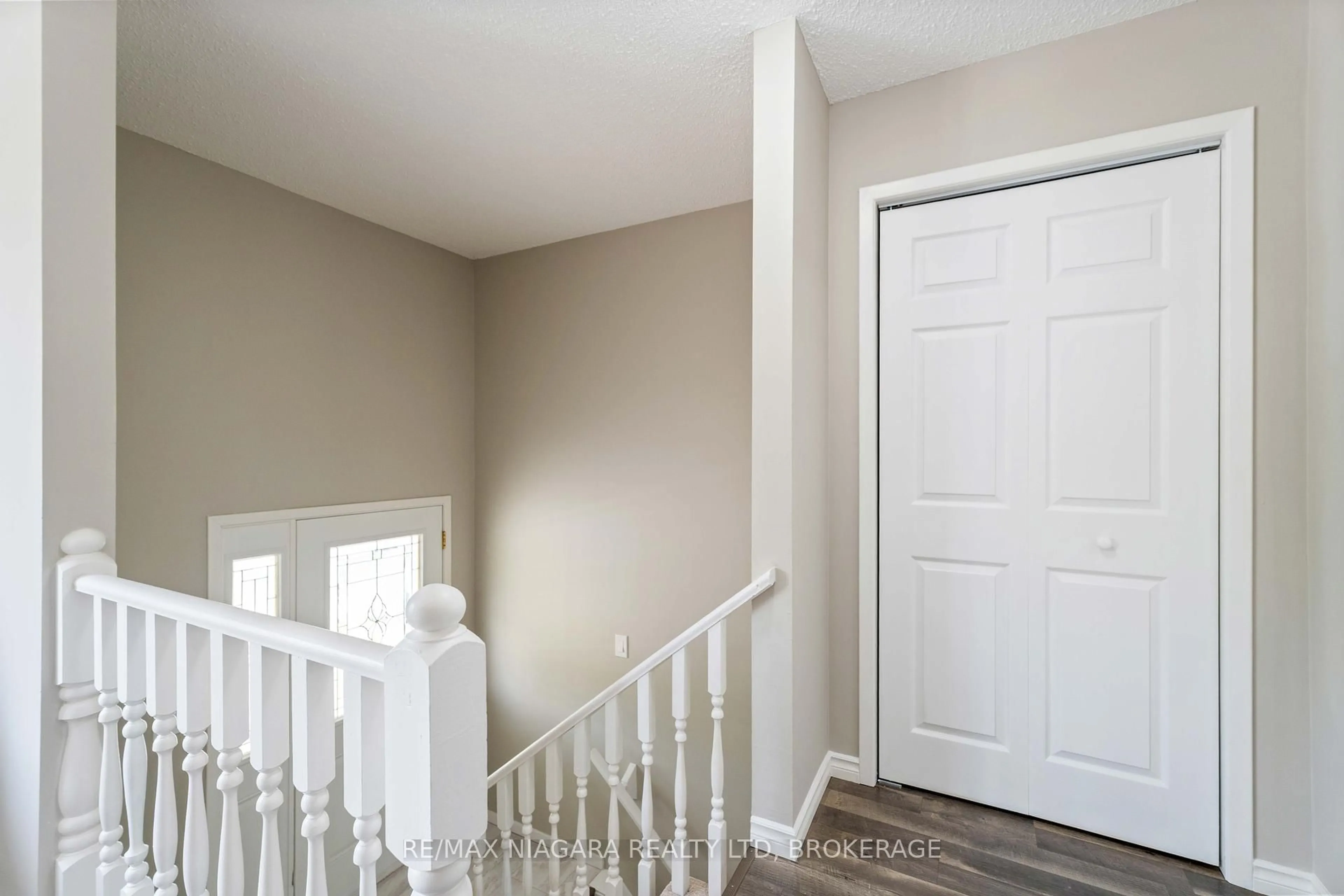 Indoor entryway for 8299 Mundare Cres, Niagara Falls Ontario L2G 7M6