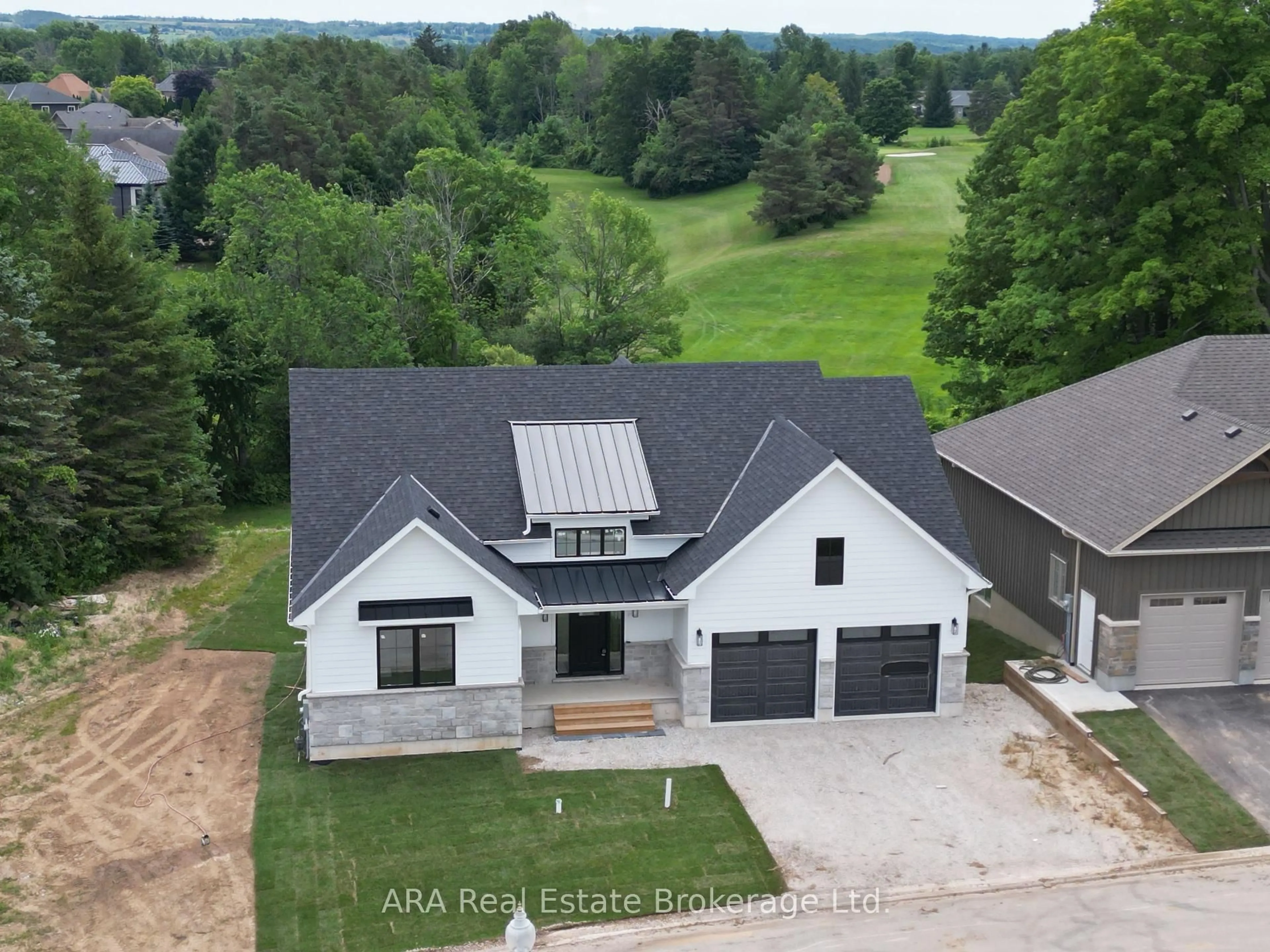 A pic from outside/outdoor area/front of a property/back of a property/a pic from drone, unknown for 2 Hilton Lane #33, Meaford Ontario N4L 1L8