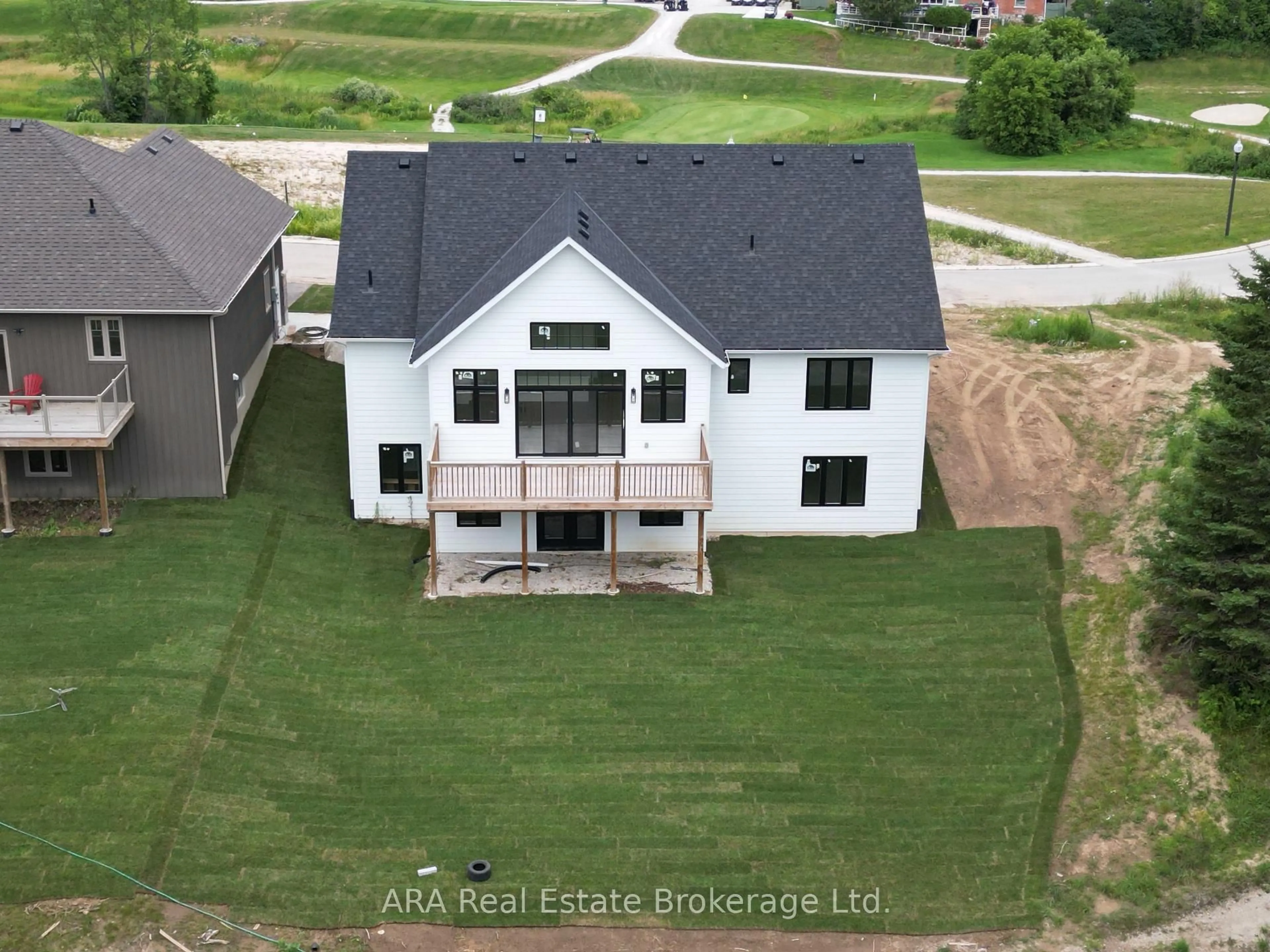 A pic from outside/outdoor area/front of a property/back of a property/a pic from drone, unknown for 2 Hilton Lane #33, Meaford Ontario N4L 1L8