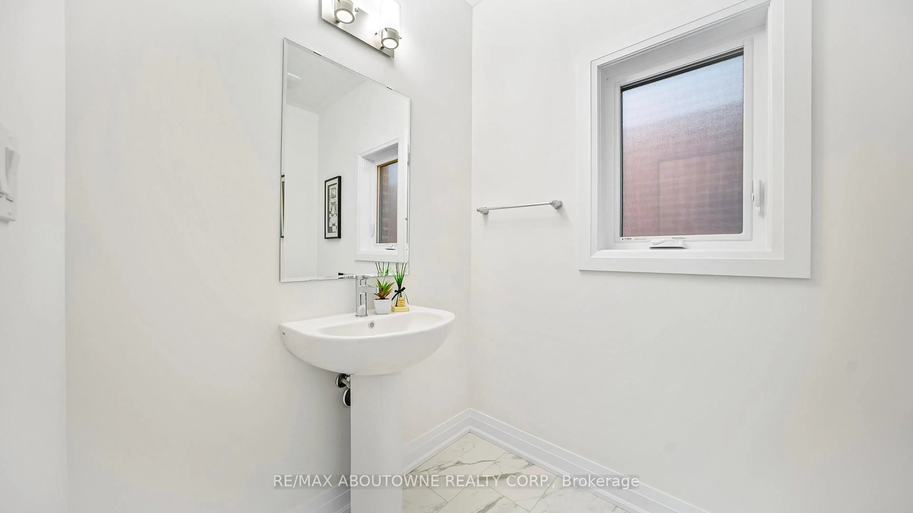 Standard bathroom, ceramic/tile floor for 27 Jacob Detweiller Dr, Kitchener Ontario N2P 0K7