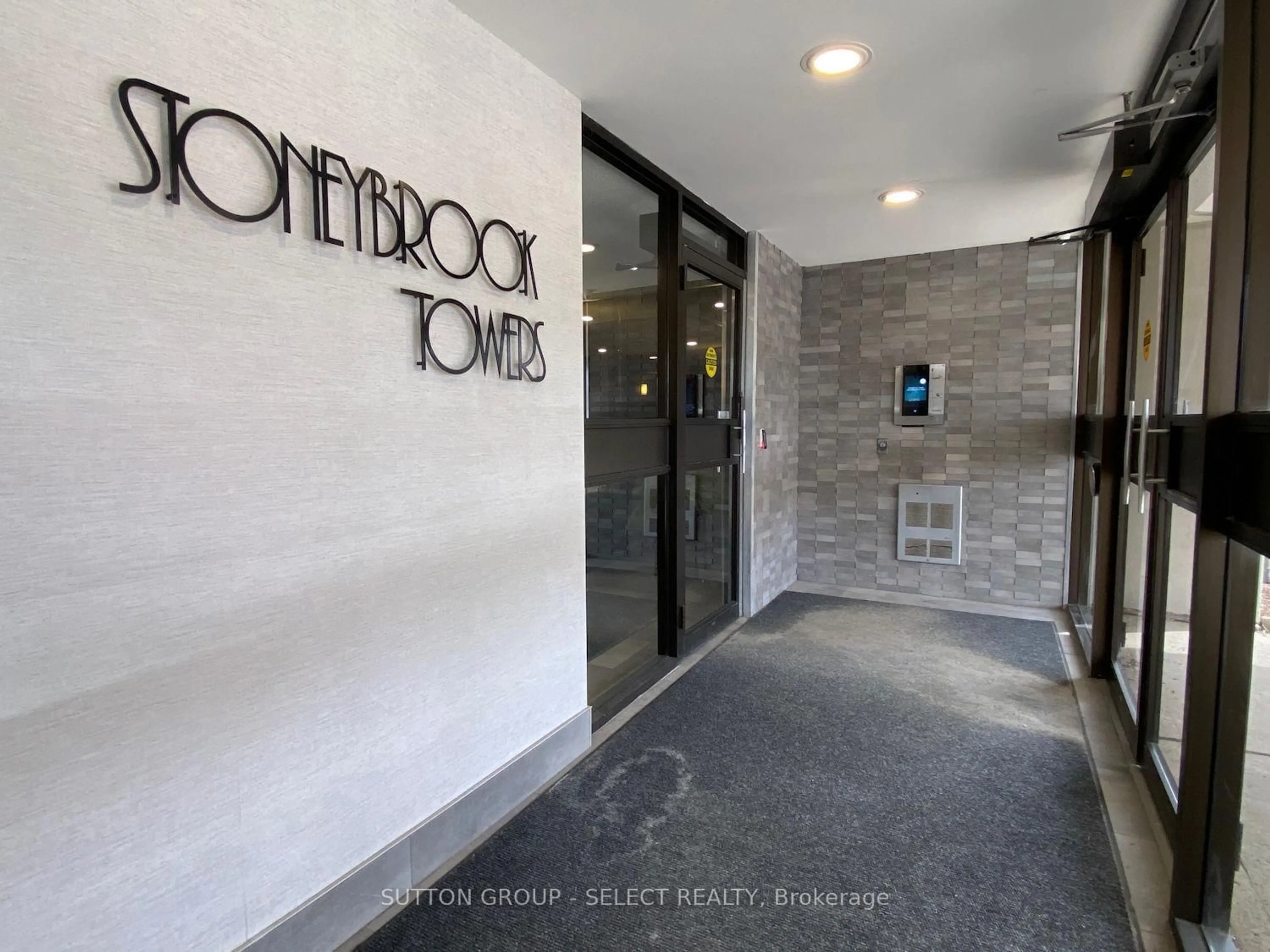 Indoor foyer for 1600 Adelaide St #111, London North Ontario N5X 3H6