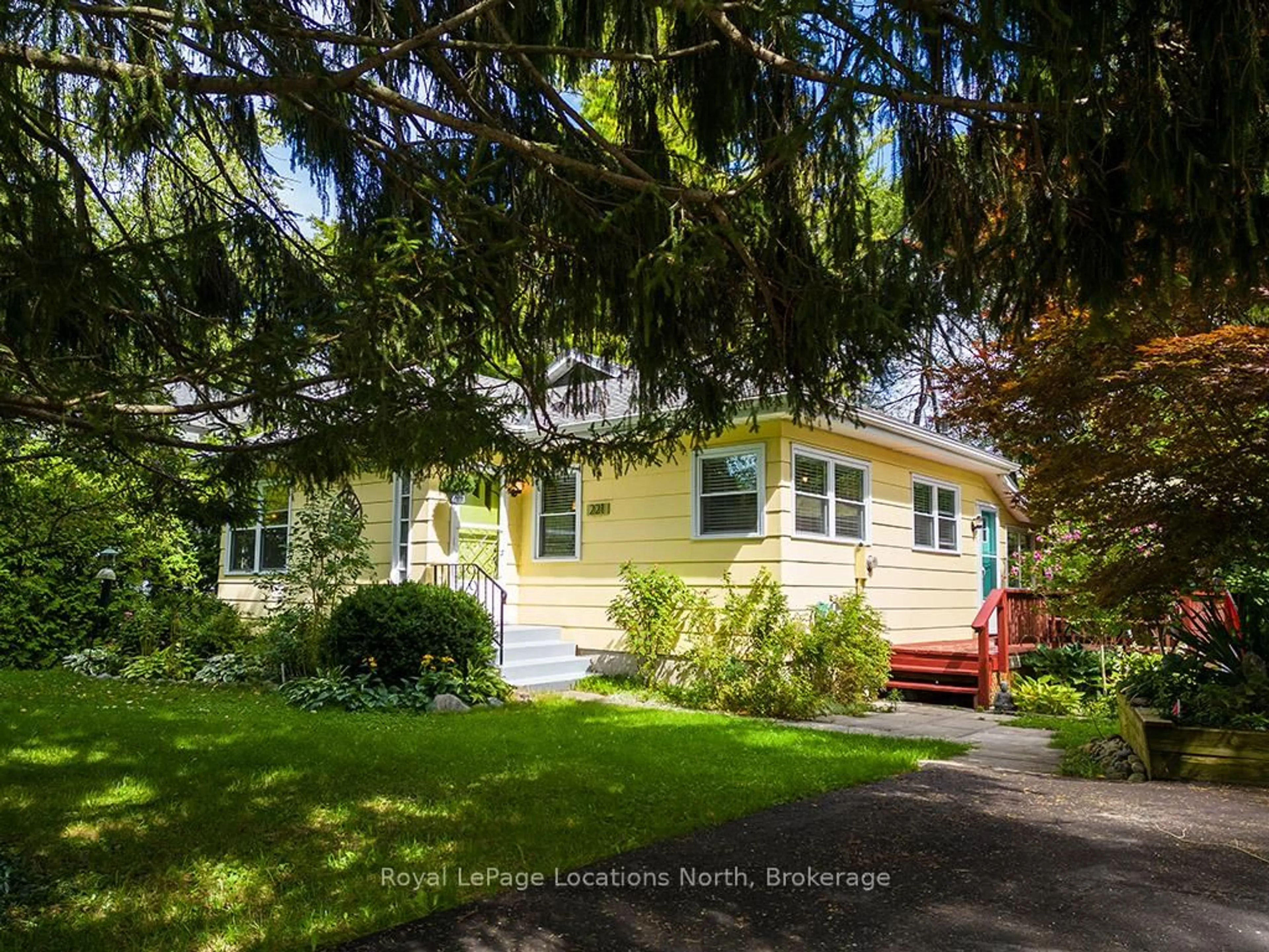 Home with vinyl exterior material, street for 221 Graham St, Meaford Ontario N4L 1A9