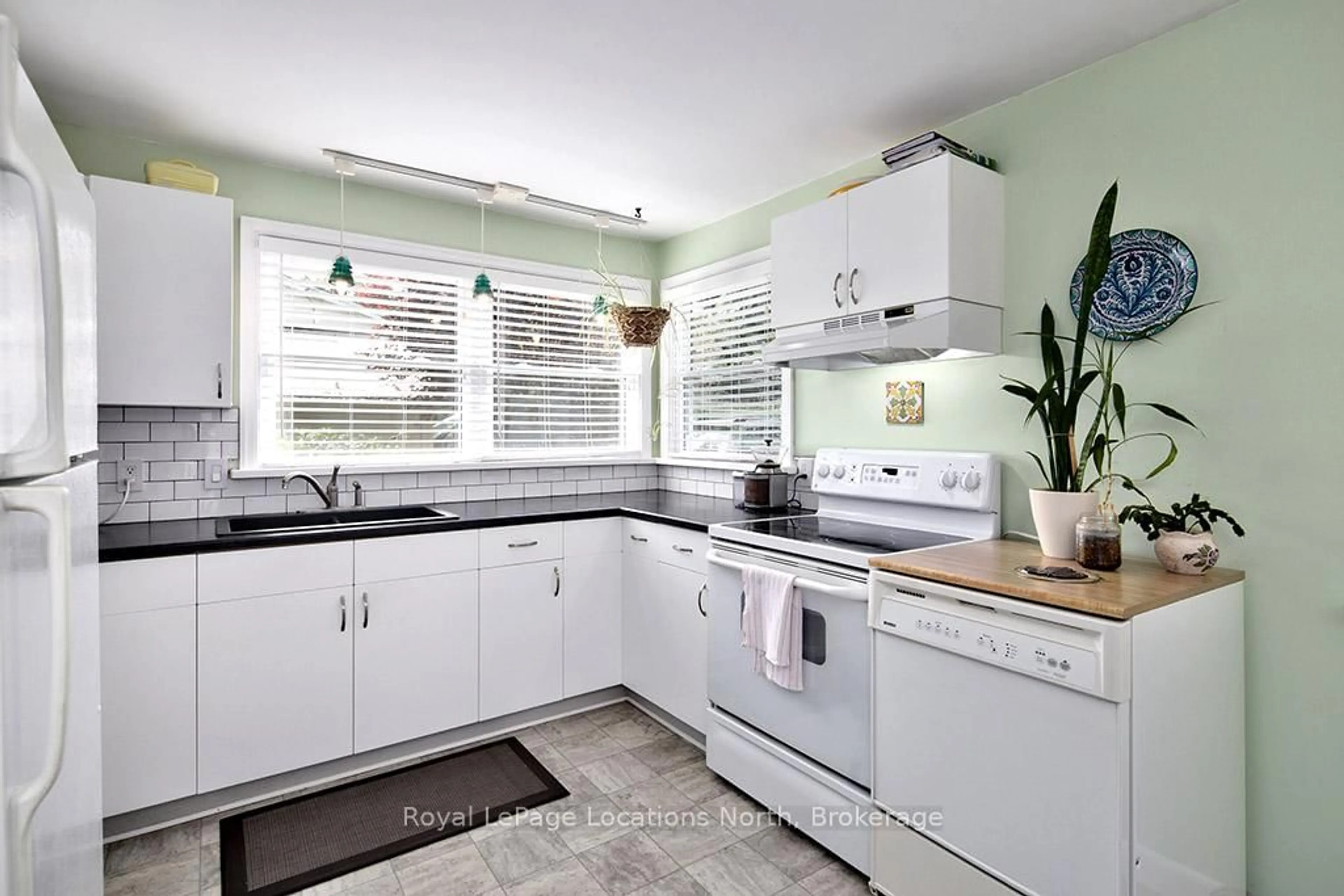Standard kitchen, ceramic/tile floor for 221 Graham St, Meaford Ontario N4L 1A9