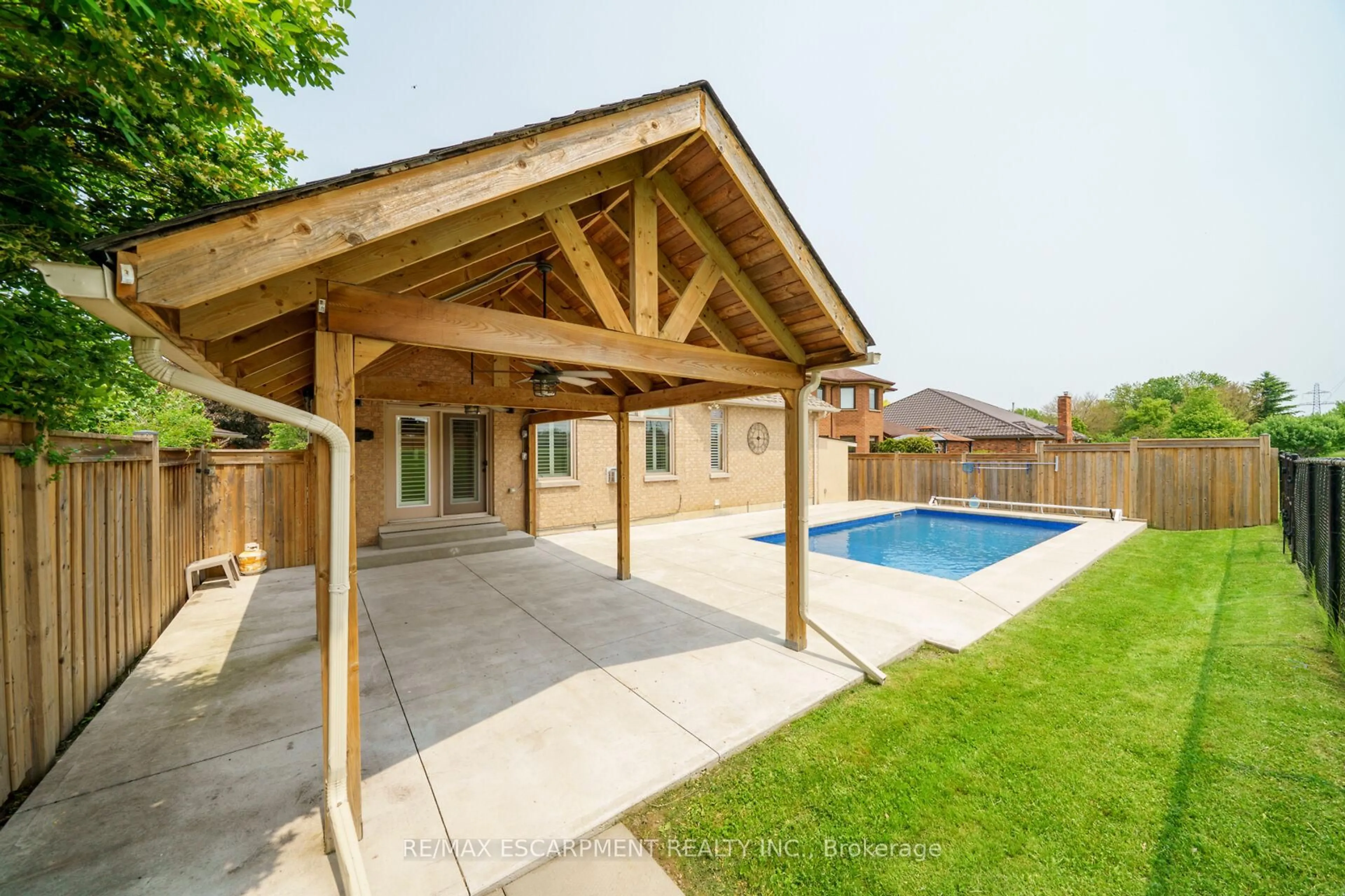 Patio, unknown for 117 Christopher Dr, Hamilton Ontario L9B 1G6