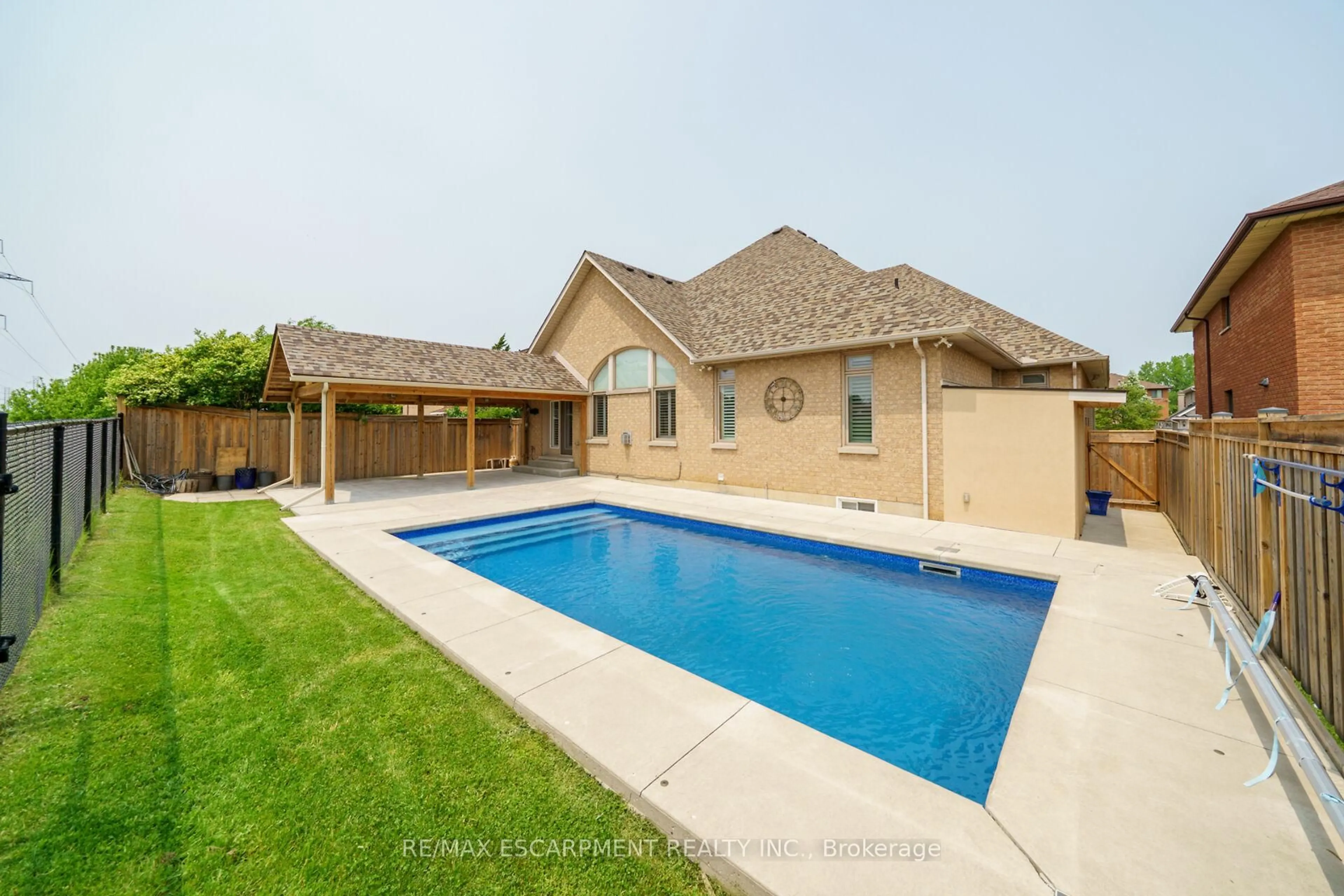 Pool for 117 Christopher Dr, Hamilton Ontario L9B 1G6