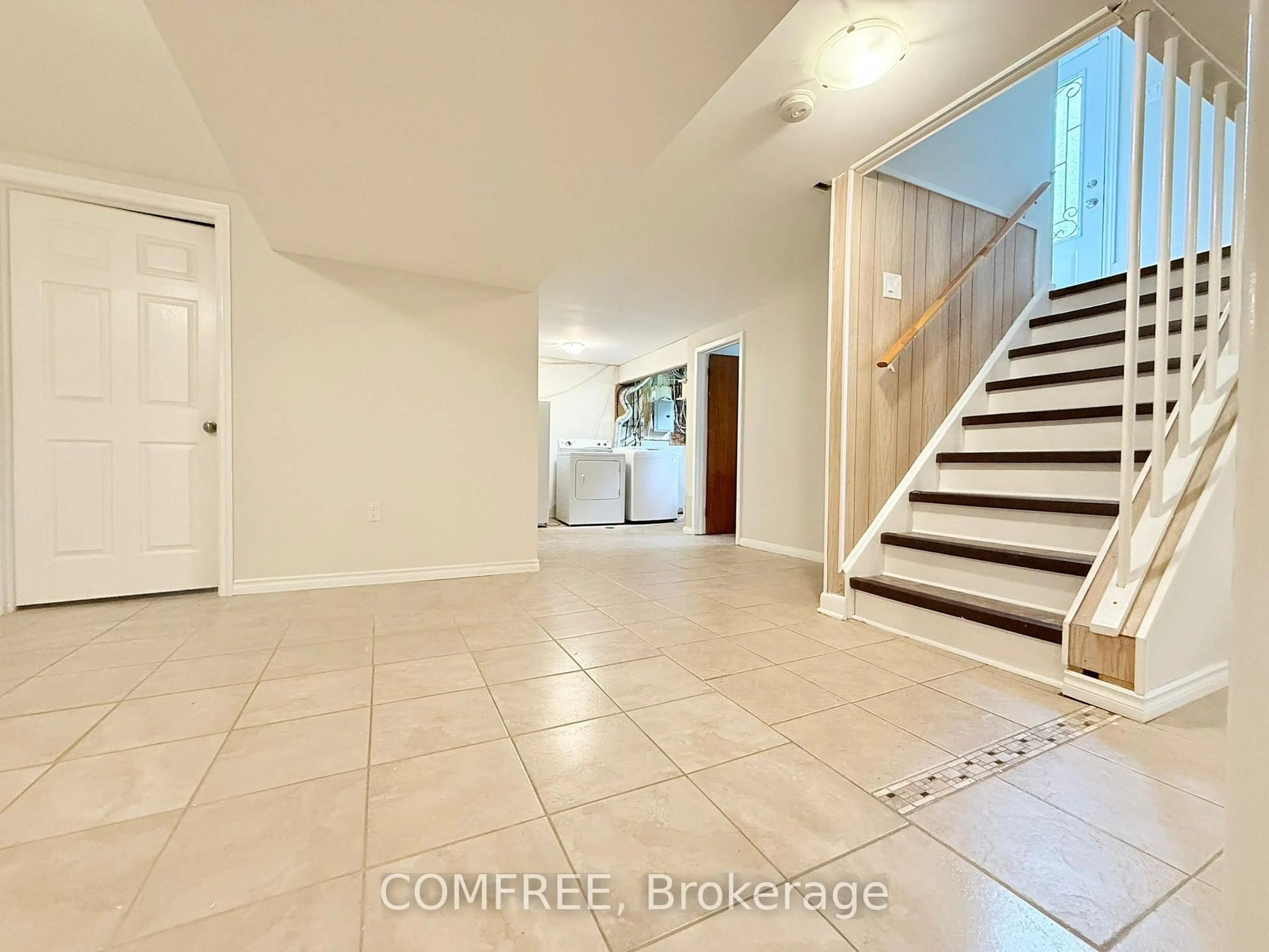 Indoor foyer for 2372 Riley Ave, Ottawa Ontario K2C 1J9
