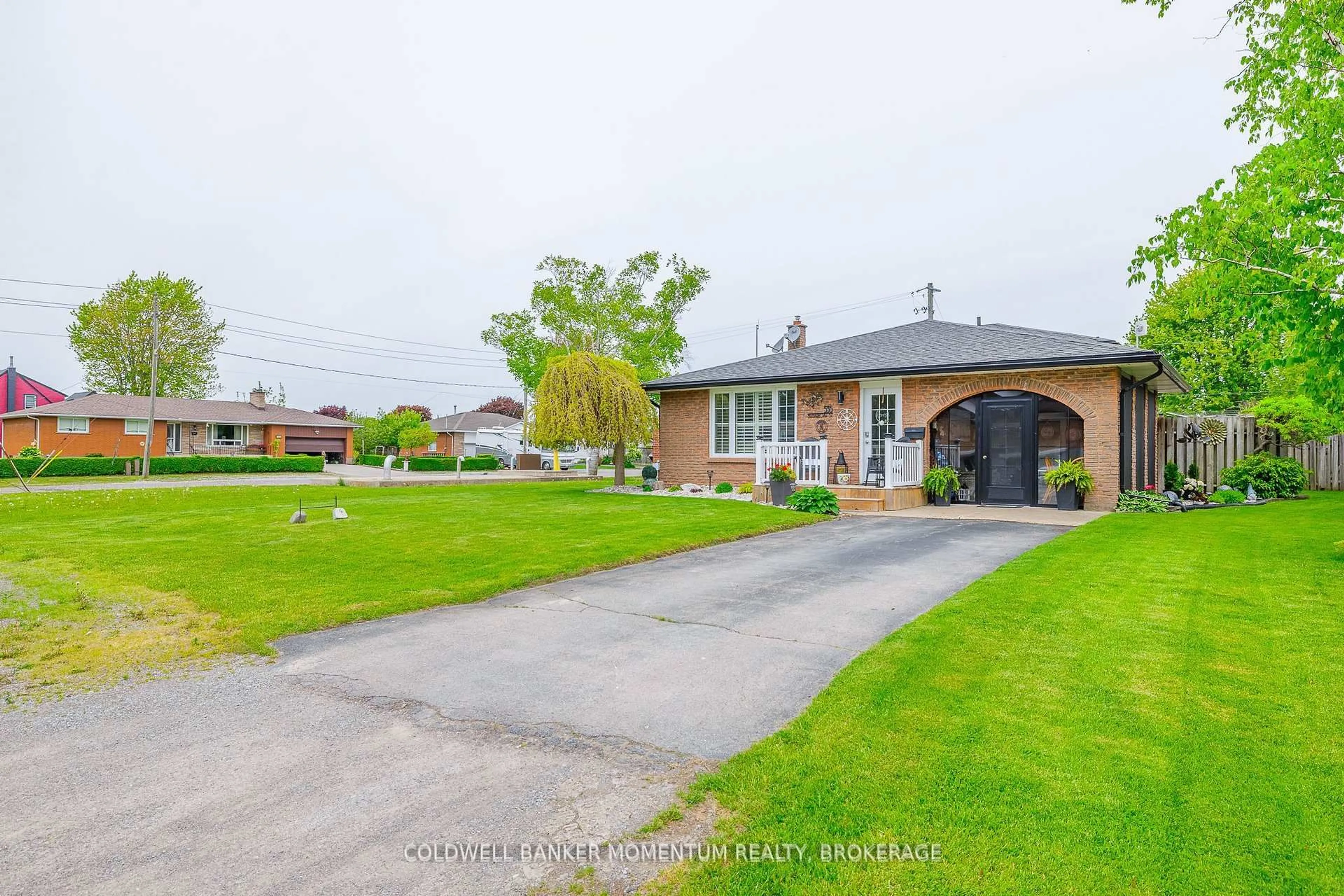A pic from outside/outdoor area/front of a property/back of a property/a pic from drone, street for 535 Sugarloaf St, Port Colborne Ontario L3K 2P9