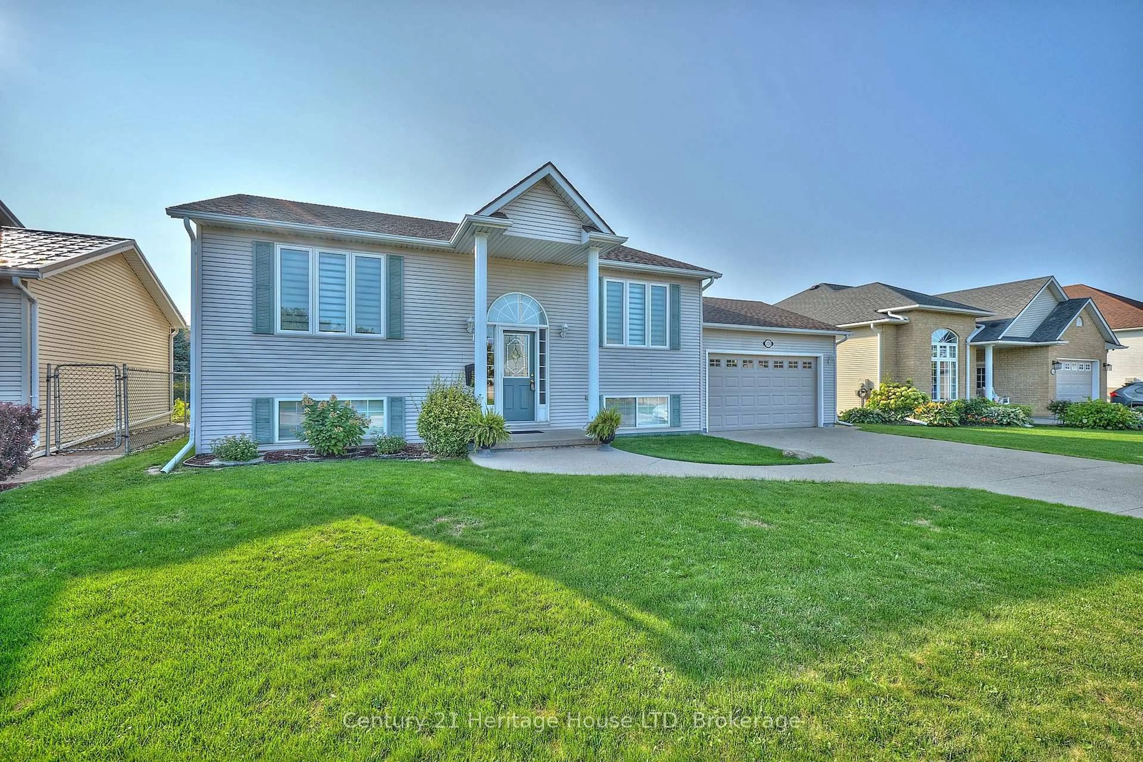 Home with vinyl exterior material, street for 358 Antoinette Rd, Fort Erie Ontario L2A 6S5