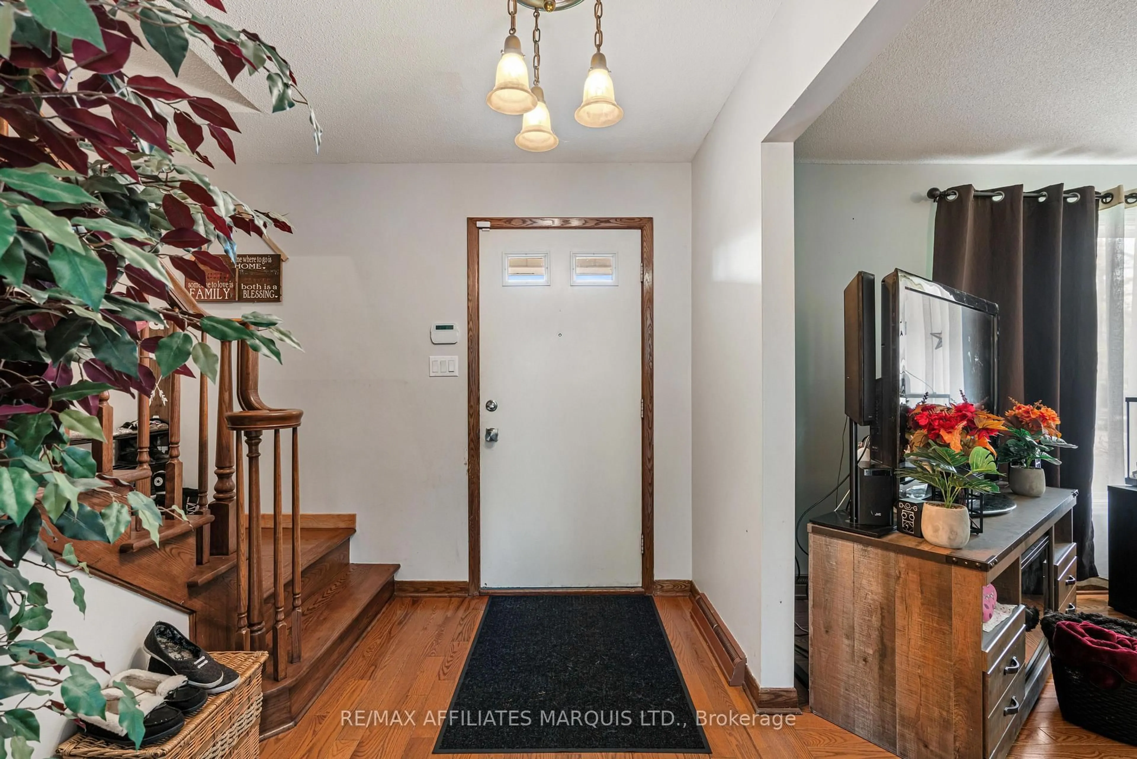 Indoor entryway for 1514 Catherine St, Cornwall Ontario K6J 5B8