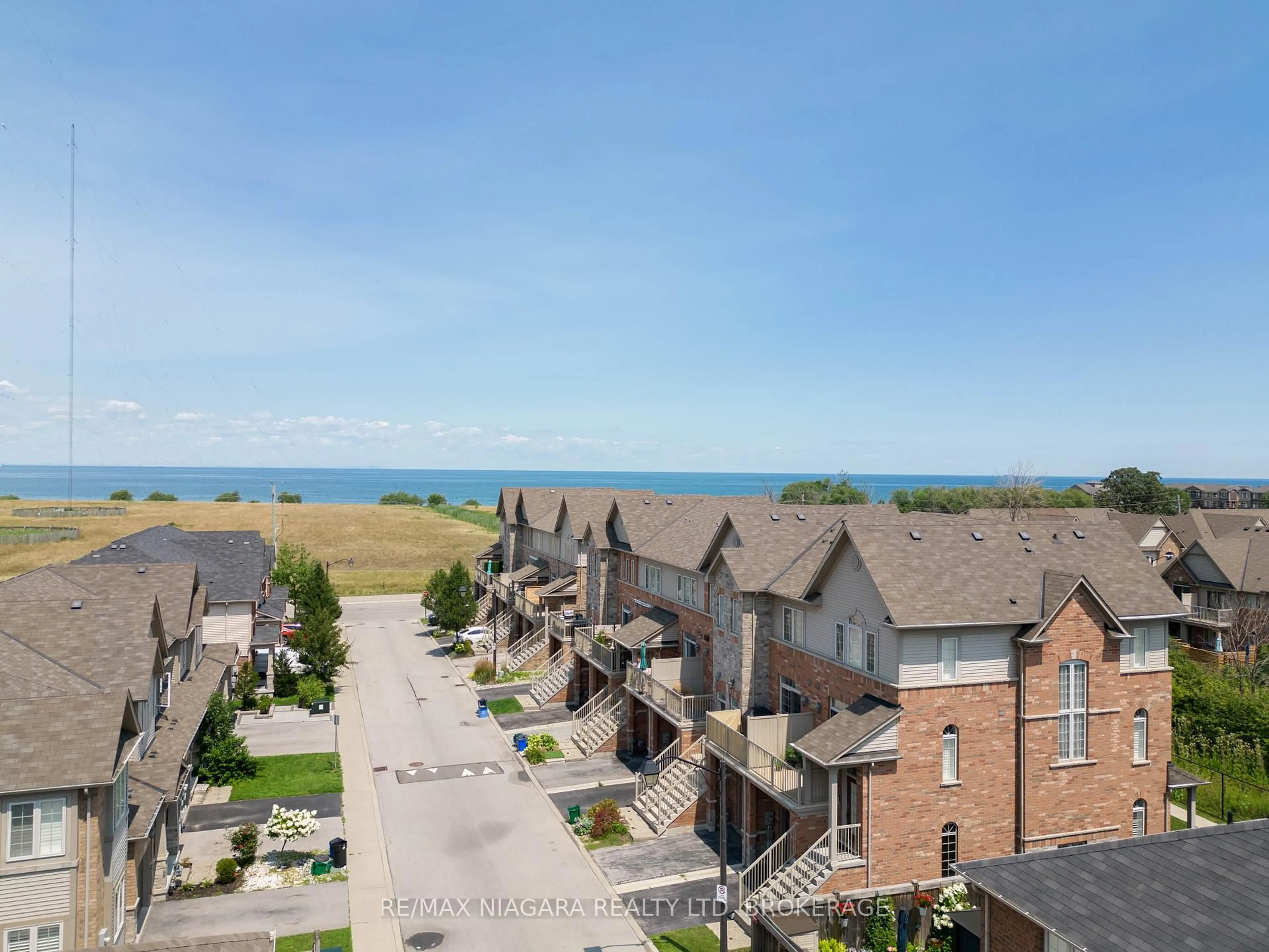 A pic from outside/outdoor area/front of a property/back of a property/a pic from drone, unknown for 541 WINSTON Rd #19, Grimsby Ontario L3M 4E8
