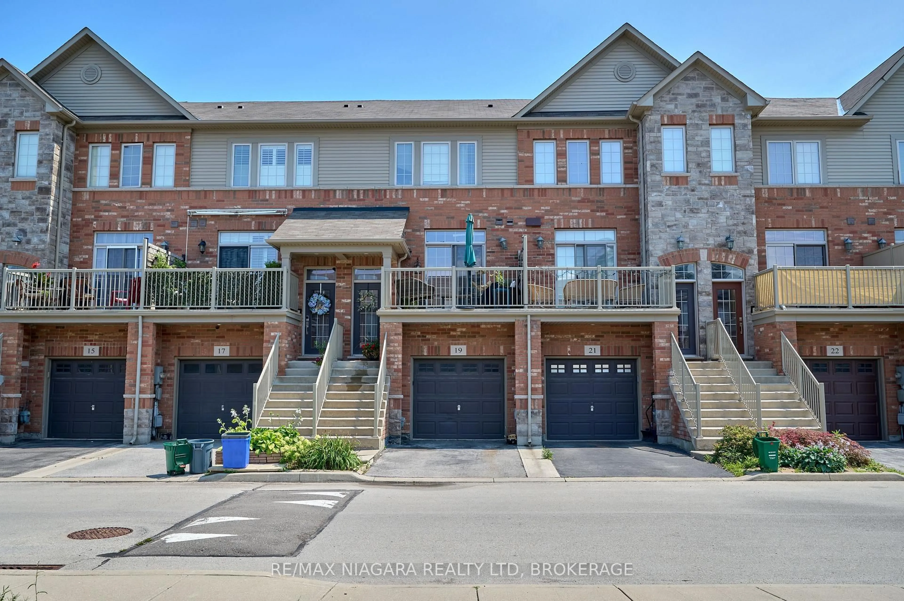 Home with brick exterior material, street for 541 WINSTON Rd #19, Grimsby Ontario L3M 4E8