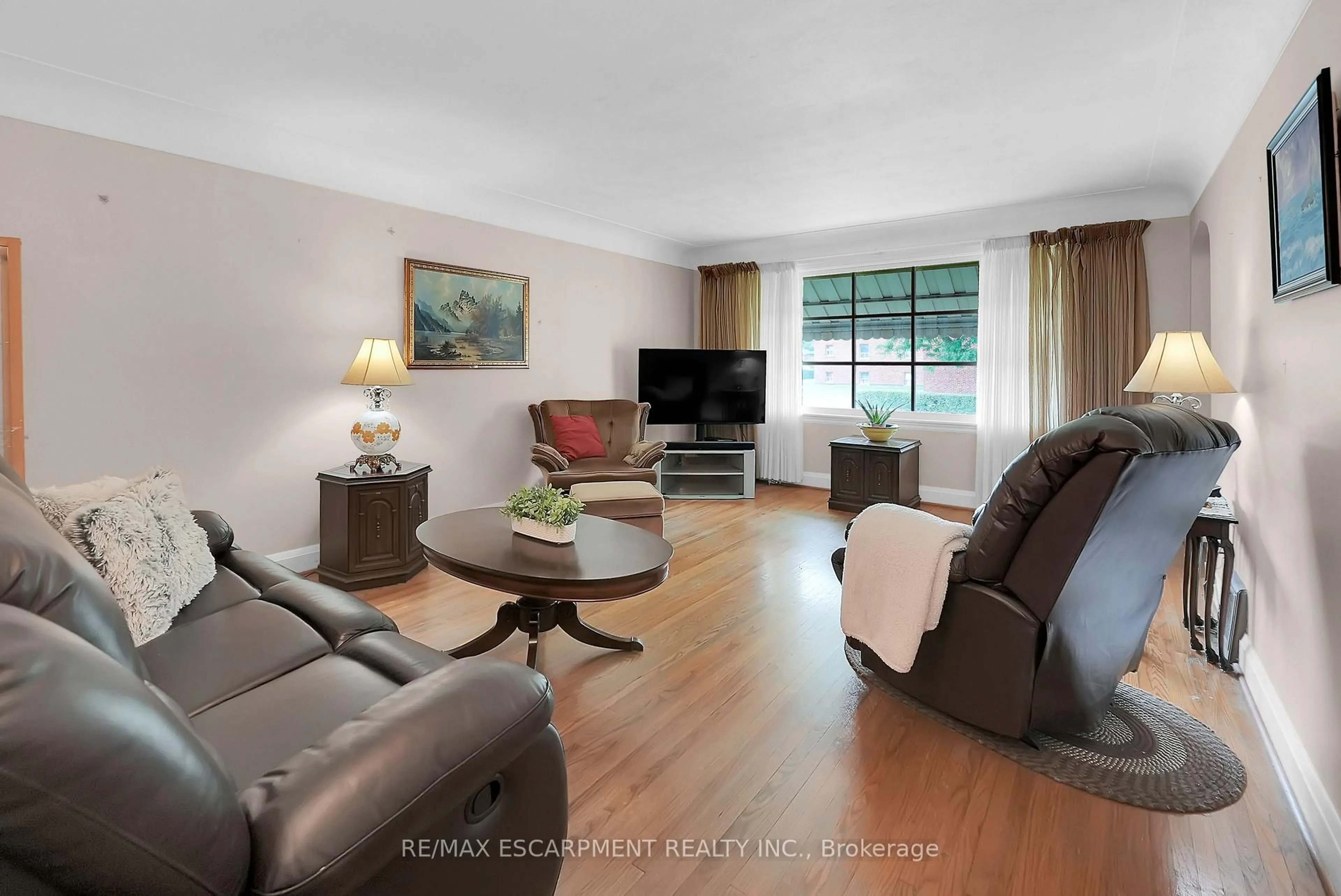 Living room with furniture, unknown for 175 Garside Ave, Hamilton Ontario L8K 2W3