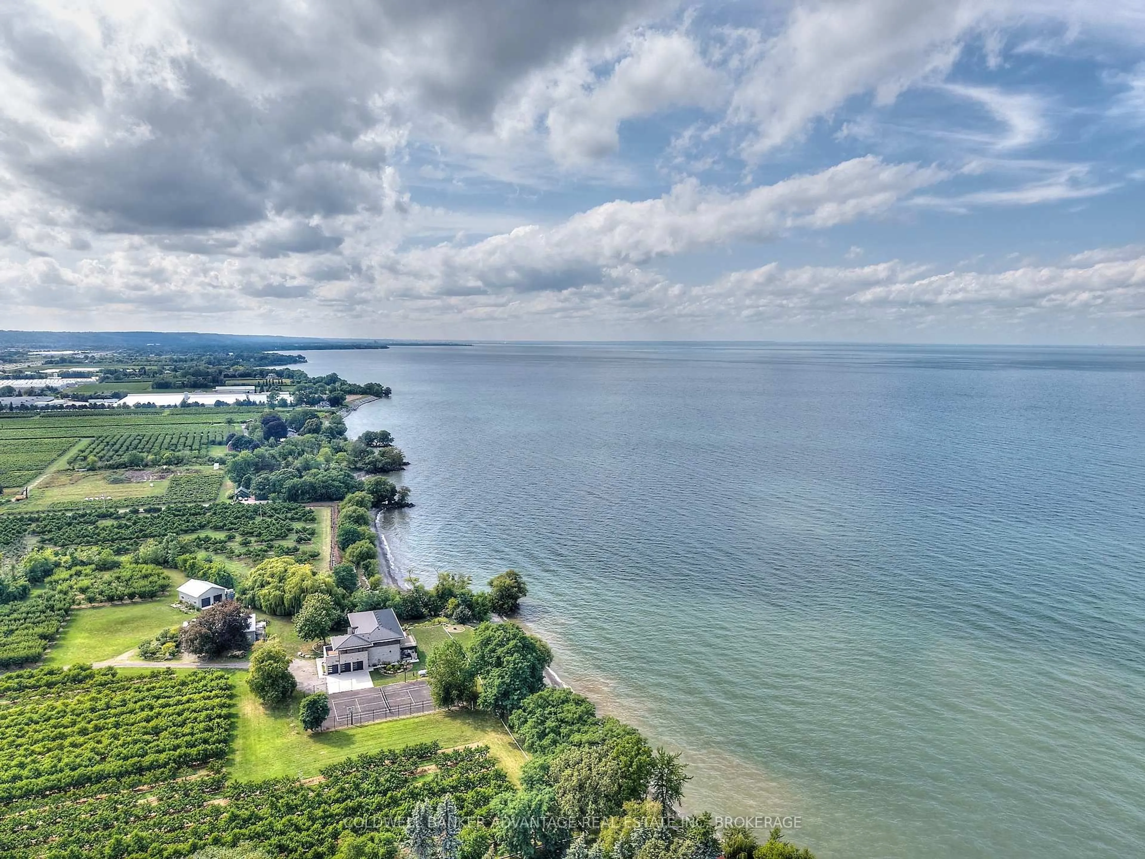A pic from outside/outdoor area/front of a property/back of a property/a pic from drone, water/lake/river/ocean view for 4698 Sandy Cove Dr, Lincoln Ontario L0R 1B1
