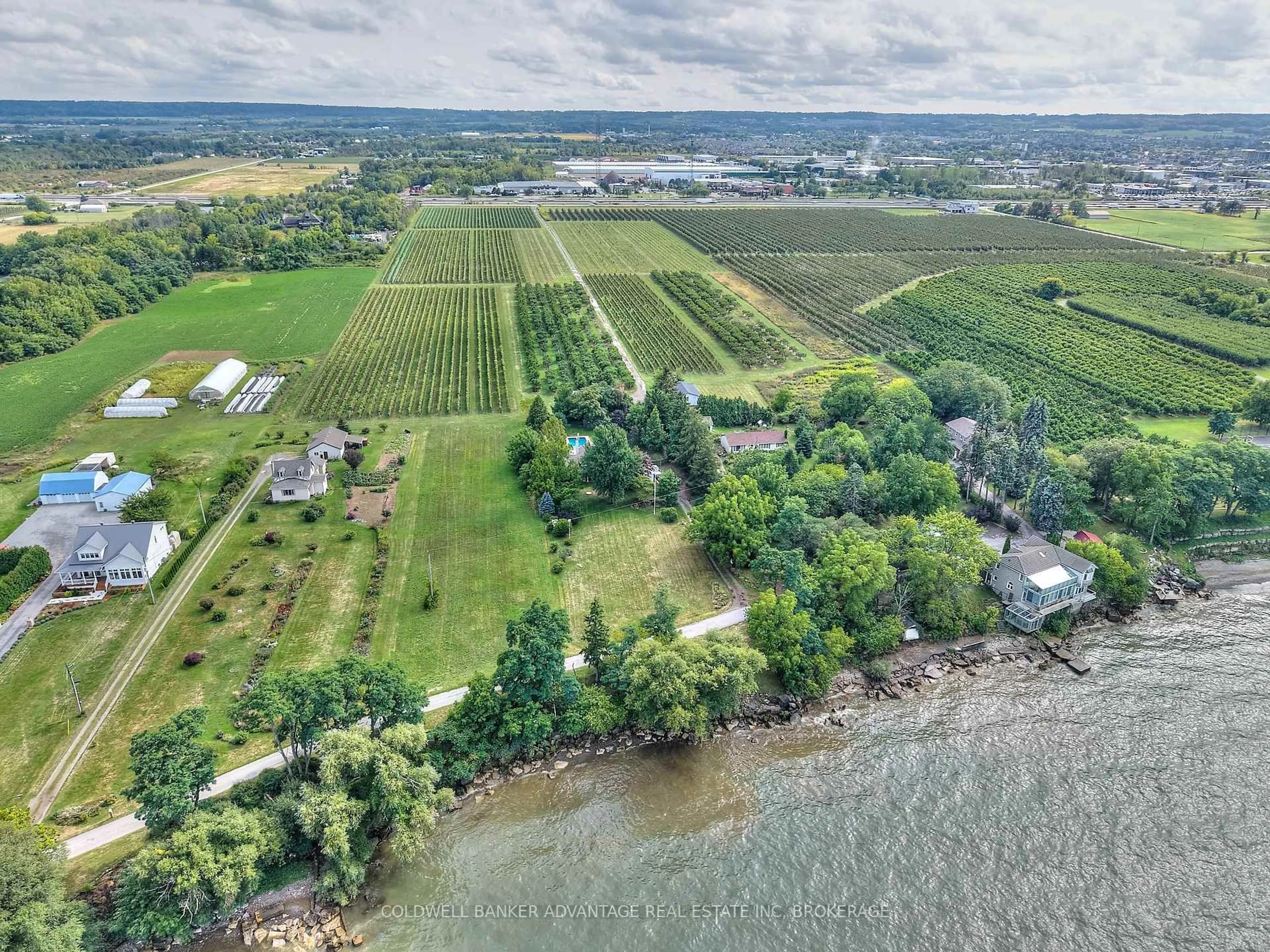 A pic from outside/outdoor area/front of a property/back of a property/a pic from drone, water/lake/river/ocean view for 4698 Sandy Cove Dr, Lincoln Ontario L0R 1B1
