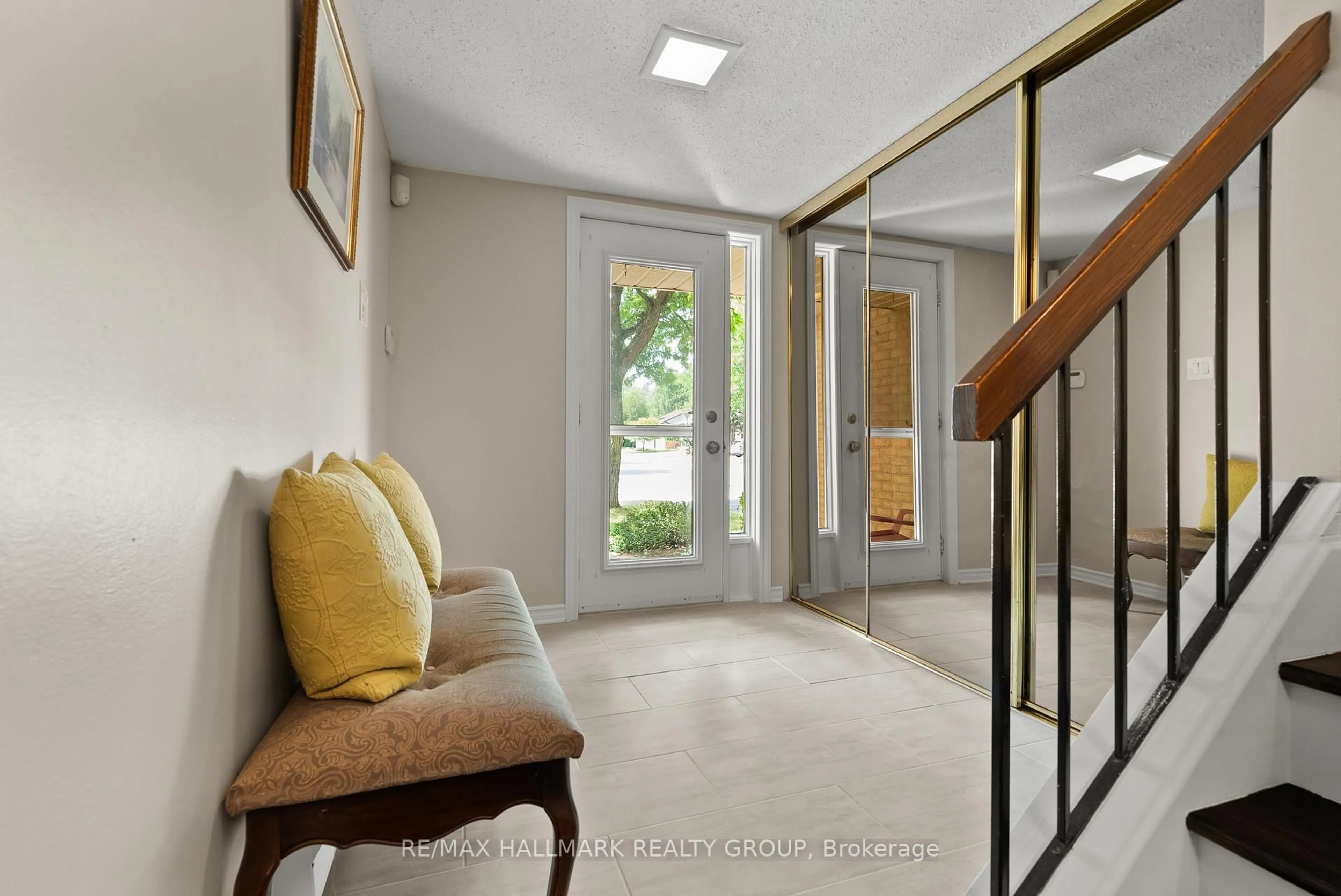 Indoor foyer for 41D Fable St, Ottawa Ontario K2J 3K4