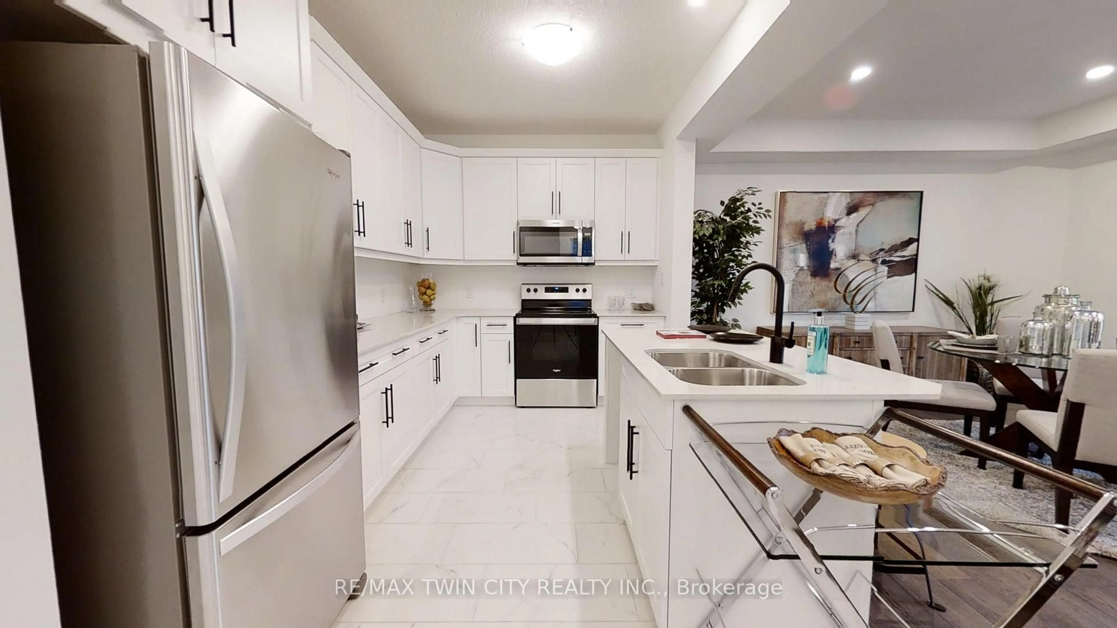 Open concept kitchen, ceramic/tile floor for 14 JULIE Crt, London South Ontario N5X 3X4
